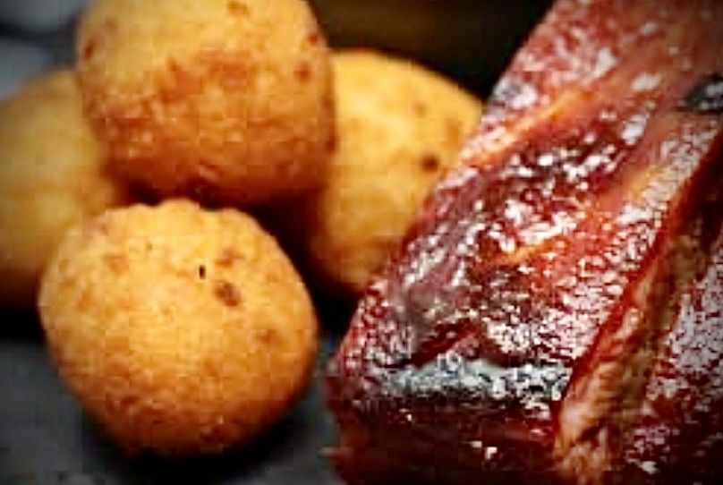 Golden, crispy hush puppies side-by-side with our tender KC-style ribs—this is what Big Show flavor looks like. Who’s hungry? 🍖🔥
#BigShowBBQ #KCBQ #RibsAndHushPuppies #EpicBBQ