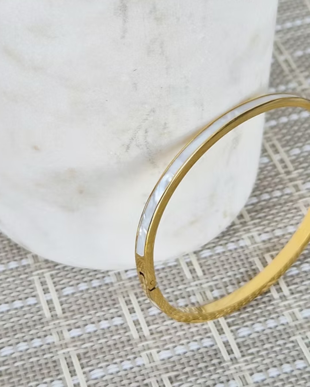 NEW: Carry those beachy vibes with you every day with our Shell Insert bracelet.
.
.
#nzjewellery #trendingjewellery #shellbracelet #nzsmallbusiness #jojoearrings