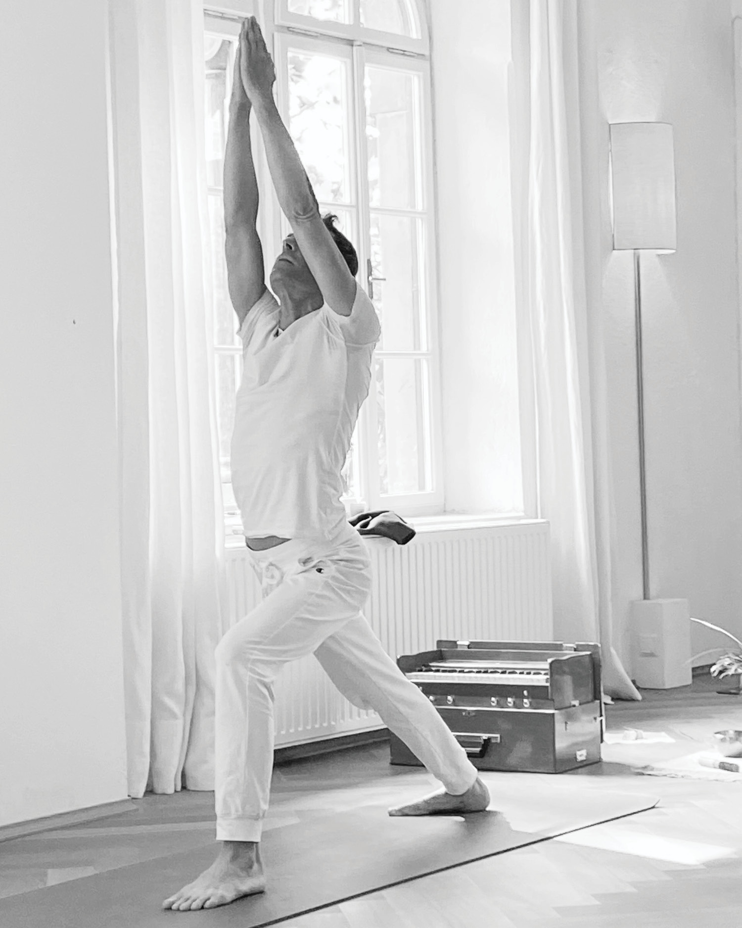 Ashtanga Yoga ist der Ursprung des Vinyasa Yoga, der übergeordnete Yogastil in dem die Haltungen fließend ineinander übergehen und der Atem durch die Praxis führt. K. Pattabhi Jois (1915-2009) ist der Begründer des Ashtanga Yogastils der sehr präzise und traditionell geübt wird. Ein Yogastil der herausfordernt und begeistert! 🔥
Inzwischen haben sich viele weitere Vinyasa-Stile, wie das PranaFlow Yoga, Jivamukti Yoga, Power Yoga, u.v.a. entwickelt die andere Elemente wie Musik, freie Sequenzen, spirituelle Inputs etc. einfließen lassen.