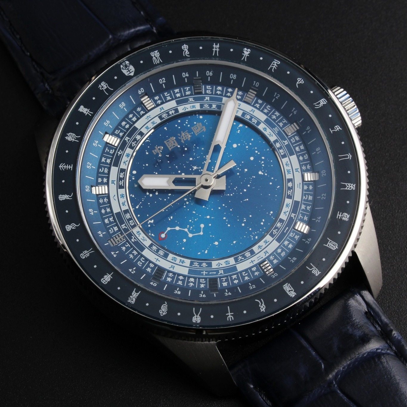 The Seagull “24 Solar Terms” automatic watch blends astronomy, astrology, and fine horology. More than just a timepiece, it mirrors the heavens:
✨ Featuring
24 Chinese solar terms
Moon calendar & Zodiac dial
The Big Dipper’s changing direction, pointing east at the Spring Equinox, south at the Summer Solstice, west at the Autumnal Equinox, and north at the Winter Solstice.
Powered by the Seagull ST2150 automatic movement, framed in a 43 mm stainless steel case with sapphire crystal and a transparent caseback. A masterpiece that tells both time and the story of the stars.
https://www.seagullwatchcompany.com/product-page/seagull-24-solar-terms-astronomy-astrology-automatic-men-s-watch-1078