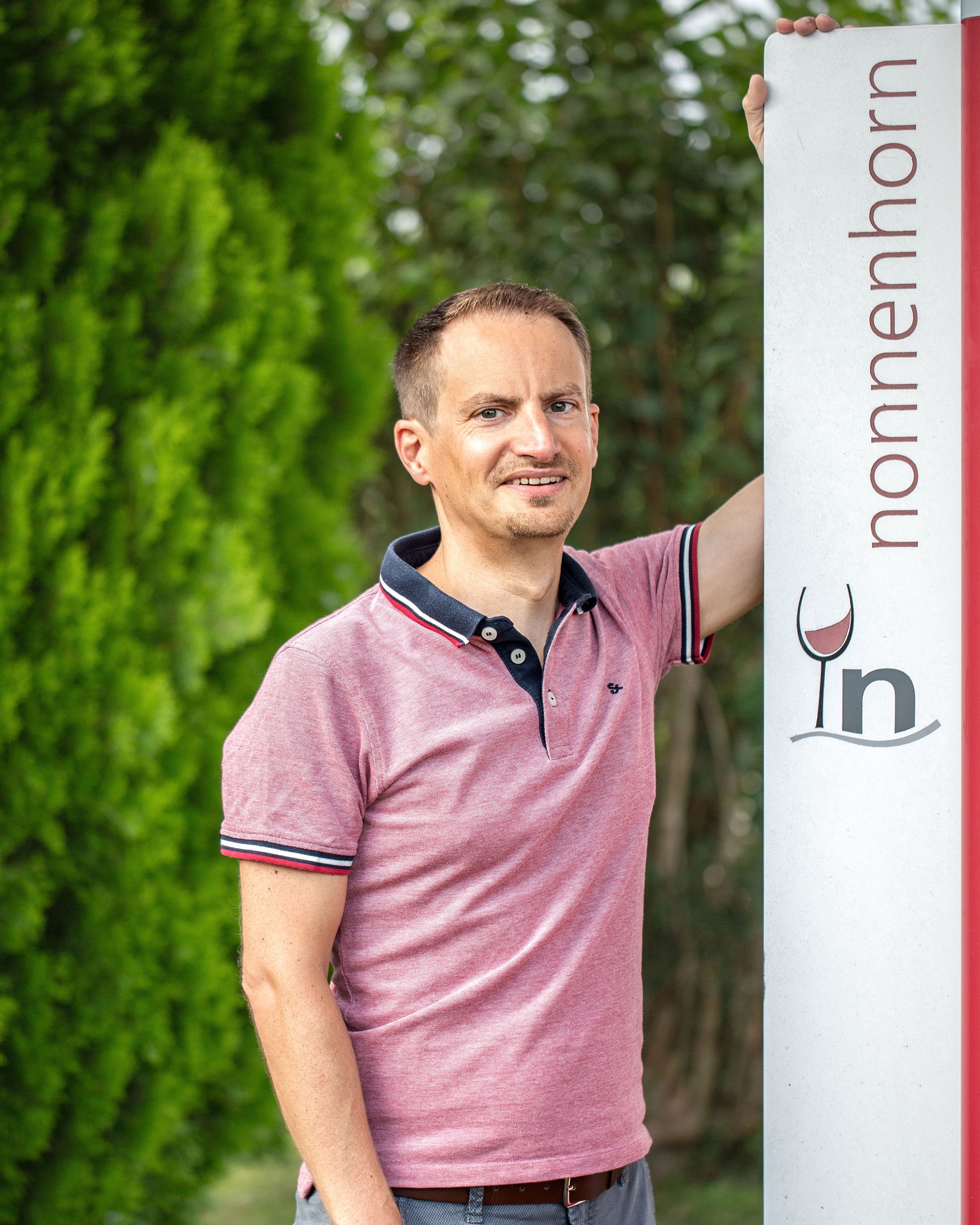 ✨ Ich kandidiere als Bürgermeister für Nonnenhorn! ✨
Liebe Nonnenhornerinnen und Nonnenhorner,
heute möchte ich euch mitteilen: Ich trete bei der Bürgermeisterwahl am 8. März 2026 in unserer schönen Gemeinde an. Danke an die Gemeinschaftsliste, die mir dieses Vertrauen entgegenbringt.
Nonnenhorn liegt mir am Herzen – hier leben wir, hier gestalten wir gemeinsam unsere Zukunft.
Mein Ziel ist es, Bewährtes zu bewahren und gleichzeitig mutig neue Wege zu gehen: für ein lebendiges Dorf und für eine starke Gemeinschaft.
Ich freue mich sehr auf die kommenden Monate, auf viele Gespräche mit euch und darauf, gemeinsam Ideen für Nonnenhorn zu entwickeln. 💬🤝
Euer
Toby Pellot
#nonnenhorn #kommunalwahl2026bayern #kommunalwahl2026 #Bürgermeisterwahl #bürgermeisterwahl #bürgermeisterkandidat #Bodensee #bodensee #BayerischerBodensee #bayerischerbodensee #regional #deinestimmezählt #miteinander #dorfgemeinschaft #dorf #dorfkind