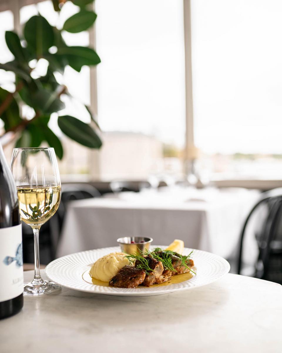 Vad för lunch eller middag ska man satsa på i början av veckan? Kanske smörstekt strömming med potatispuré, lingon, brynt smör & citron?
En varm start på veckan, med utsikt över havet och ett glas som matchar perfekt.