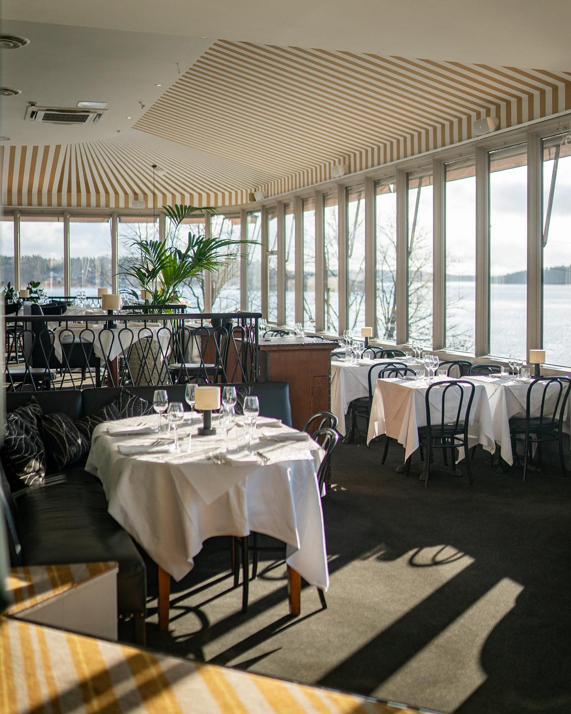 Hösten är runt hörnet – och vi ser fram emot att fylla huset med nya möten, middagar och fantastiska minnen.
Kanske en liten getaway med någon du tycker om, en middag som förlänger ljusa kvällar eller en plats för att samla kollegorna?
Hos oss väntar rummen, maten och utsikten på att få bli en del av dina höstminnen.
Boka direkt här: https://shorturl.at/8fsAs