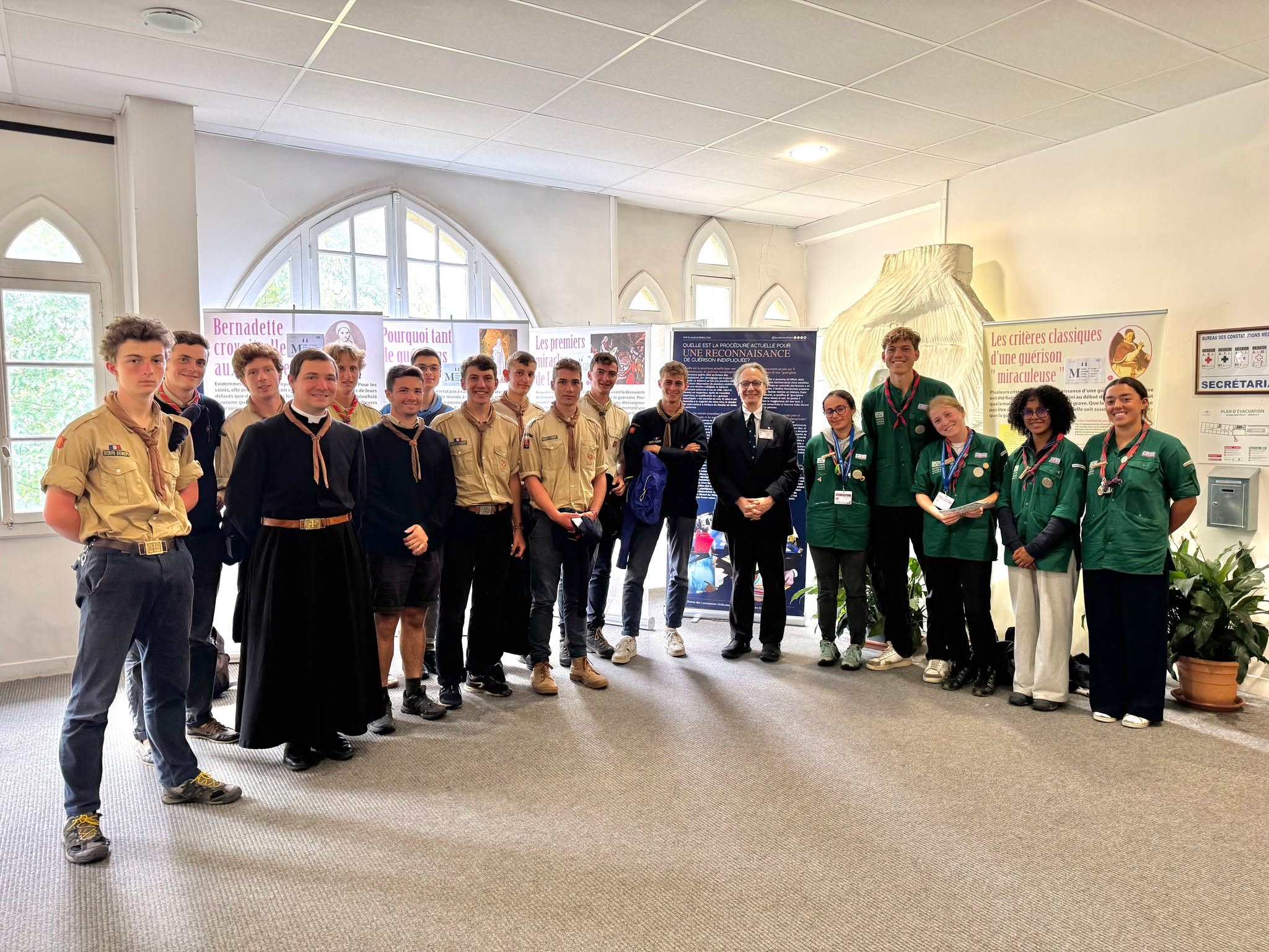 Les scouts des Clans St Martin Lectoure (32) & Compagnons Irigny (69) ont enflammĂ© @sanctuairedelourdes de leur curiositĂ© aujourdâhui ! đïž Dr de Franciscis leur a racontĂ© rĂ©cits de rĂ©silience, dâespoir et de foi qui vibrent au-delĂ de notre Sanctuaire.đ @scouts_europe_fr @scoutsetguidesdefrance @scouts_unitaires_de_france @micheldaubanes
#miraclesdelourdes
Sanctuaire Notre-Dame de Lourdes
SGDF