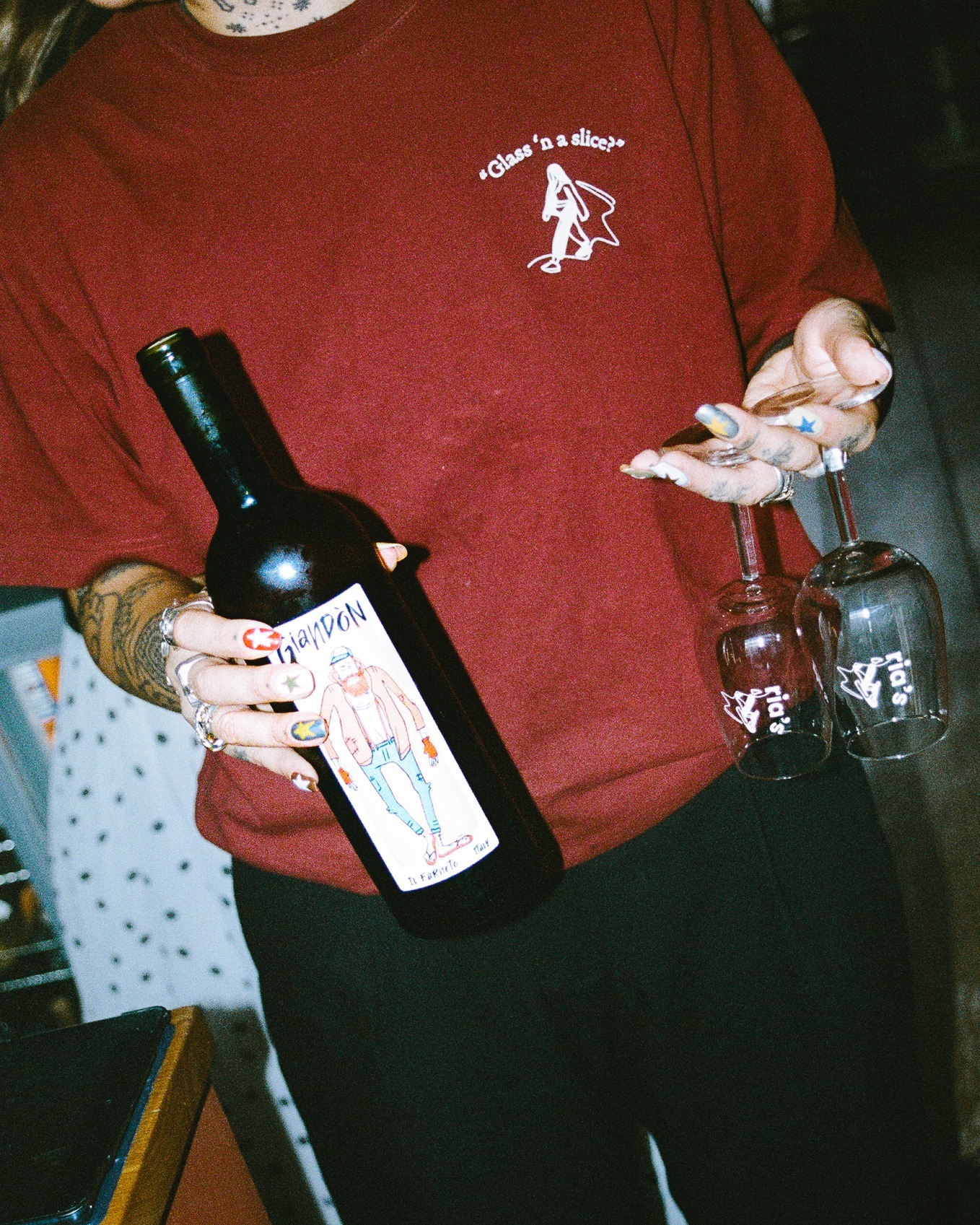 If the weather won’t bring the sunshine, we’ll pour it instead.
Giandon Bianco – an orange with attitude. Dry, spicy, a hint of sweetness. Sits just right with a slice 😉