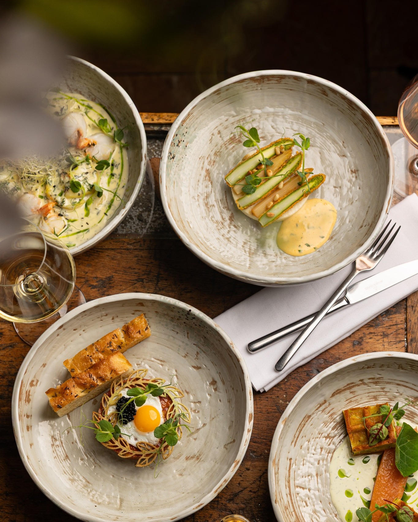 Für uns ist jeder Tisch ein besonderer Tisch. 😊
Ob erste Date-Night oder Stammgast seit Jahren – wir begegnen euch mit derselben Freude. Jeden Abend. 💛✨
#wecreatesmiles
#ef16restaurant #fleischmarkt16 #viennaeats #viennarestaurant #finefoodvienna #viennawinebar #viennagarden #sommerwien #foodwithheart #viennacreatives #viennadinner #afterworkvienna