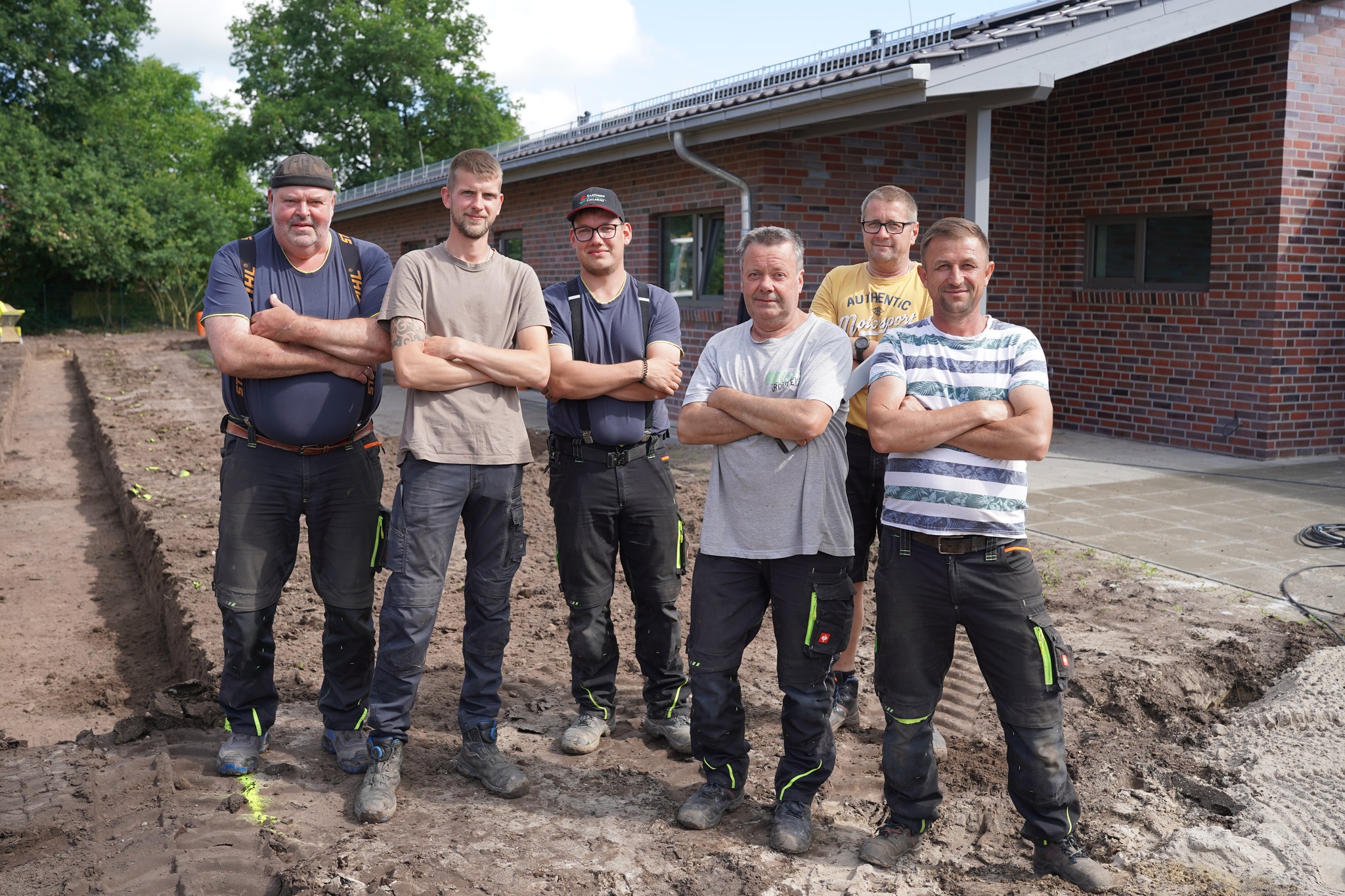 🤝 Teamwork macht den Unterschied!
Auf unseren Baustellen zählt nicht nur die Technik oder das Material – sondern vor allem das Zusammenspiel unserer Leute. Jeder bringt seine Stärken ein, jeder packt mit an, und nur gemeinsam schaffen wir Ergebnisse, die wirklich begeistern. 🚜🌿
Ob beim Pflastern, im Tiefbau oder in der Gartengestaltung – Hand in Hand läuft’s einfach besser. Teamgeist bedeutet für uns: Vertrauen, Kommunikation und der Spaß daran, zusammen etwas Großes zu schaffen. 💪✨
Denn am Ende gilt: Alleine baut man Wege – gemeinsam baut man Zukunft. 🏗️🌱
#Teamwork #SaathoffGalabau #HandwerkMitHerz #GemeinsamStark #BauMitLeidenschaft