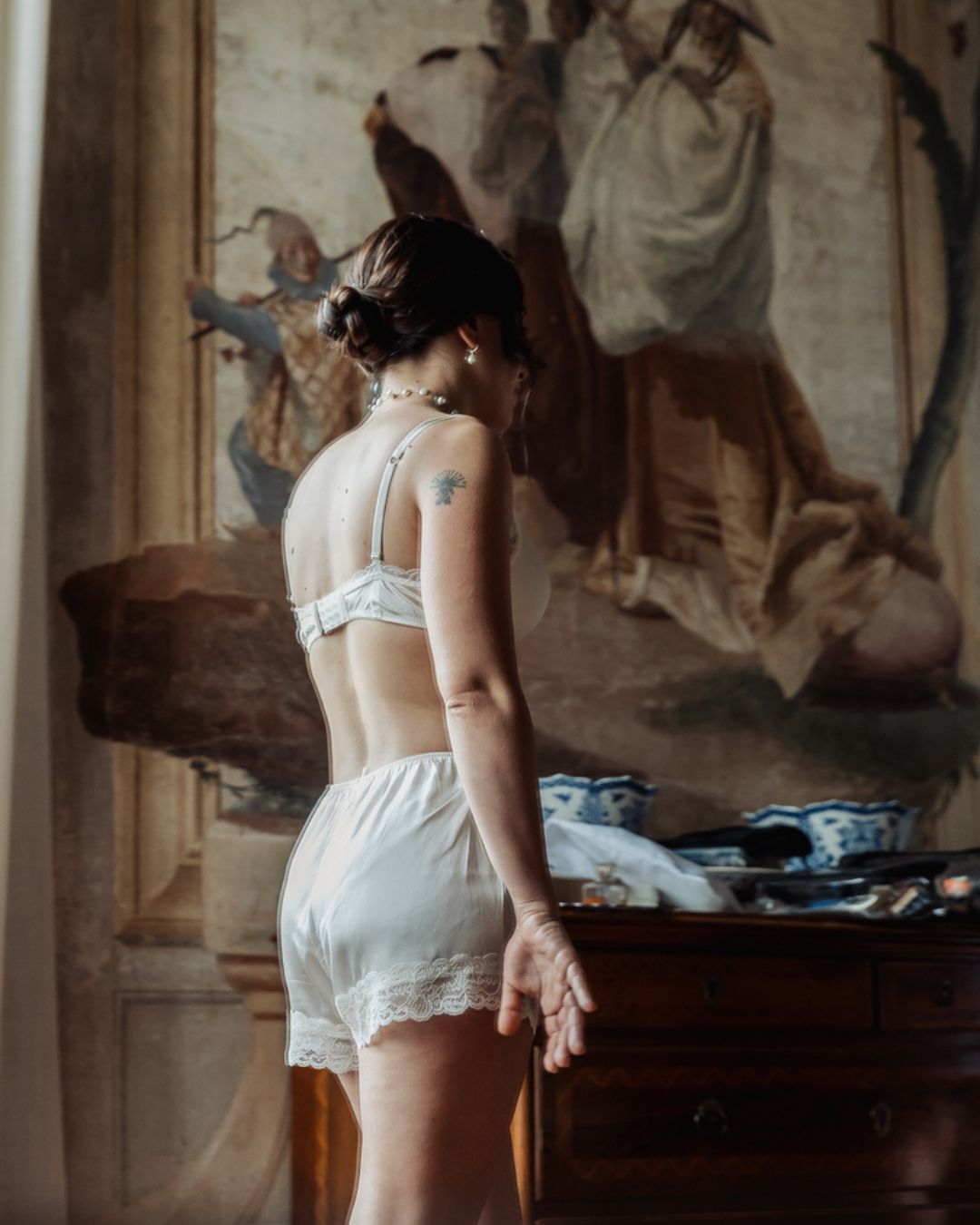 Non tutto si può mettere a fuoco. Per fortuna.
Ci sono attimi che non chiedono nitidezza, ma presenza.
Lui che la guarda prima di entrare.
La mamma che si commuove ma fa finta di niente.
Le mani intrecciate sotto il tavolo.
In ogni matrimonio cerco questo: la verità gentile delle emozioni.
Questo è stato un giorno fatto di luce che cambiava, di parole sincere, di una bellezza che non aveva bisogno di essere messa in posa.
E io ho avuto il privilegio di esserci. 🩷
#StorieCheRestano #FotografiaAutentica #MatrimonioVero #SemplicementeFederica