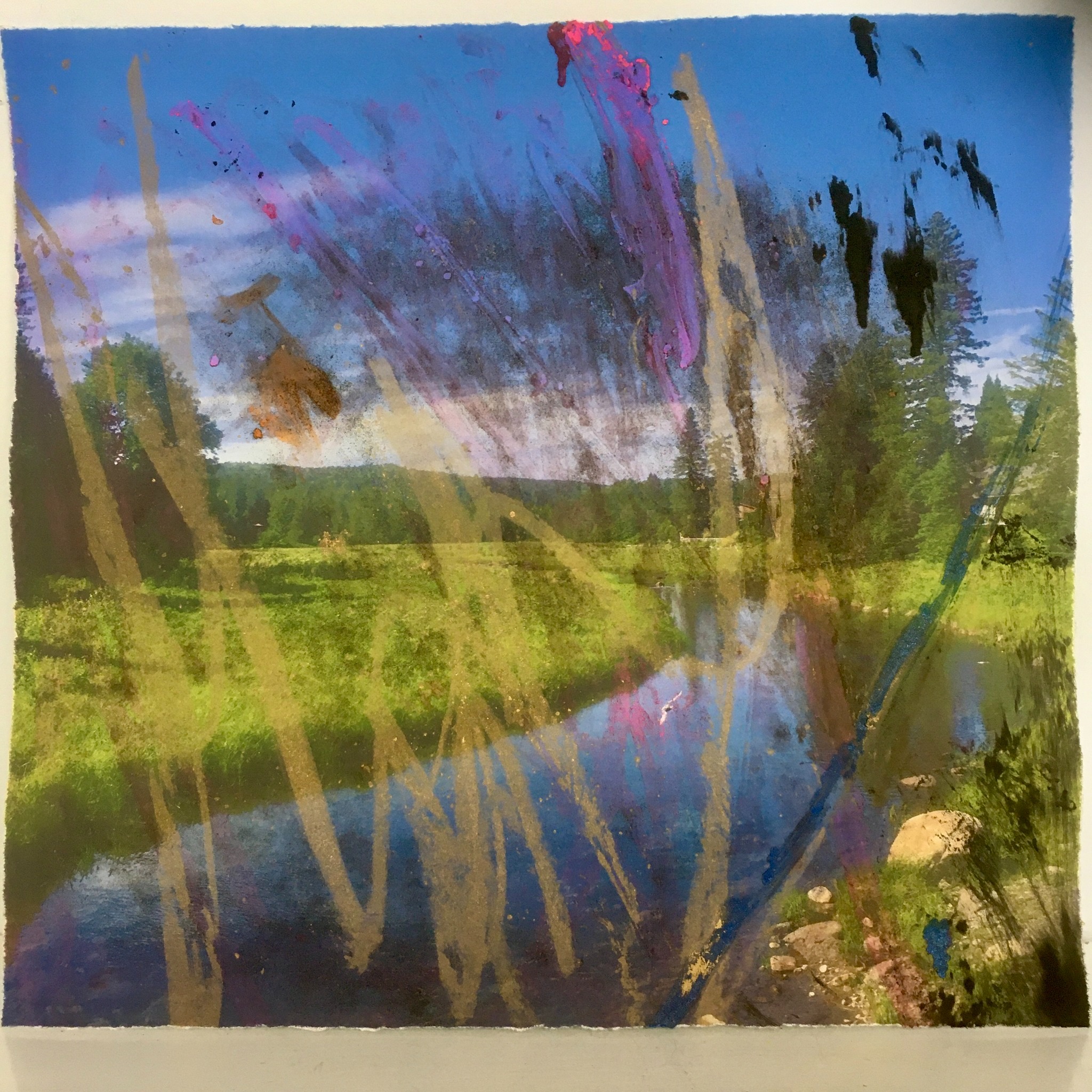 Au terme d’une résidence de recherche effectuée à l’Atelier de l’Île en 2024, @annieconceicaorivet a conservé tout le matériel cumulé: impressions, carnet de croquis, documentation photographique, plaque d’impression, retailles de papier, etc. L’installation Du résidu au joyau, présentée au @maclaurentides s’inscrit en continuité de ses récents projets s’inspirant de stratégies scénographiques liées à la mise en valeur du patrimoine commun pour organiser et présenter ses vestiges de création.
Avec cette nouvelle itération, l’artiste essaie de brouiller davantage le rapport de l’œuvre à son support. Elle joue avec le rapport de proportions, elle se sert de la lumière comme d’un outil de dessin avec lequel elle peut autant masquer et effacer que pointer et révéler. Elle utilise le crochet, la rainure, l’encadrement, l’encastrement ou la vitrine pour magnifier les qualités de forme, de volume et de matérialité des objets ou des images.
Par son projet, Conceicao-Rivet évoque la question fondamentale de l'objet sculptural, la définition et la fonction du socle en sculpture, ainsi que le rôle joué par le spectateur dans cette expérience in situ où il est invité à se questionner sur sa propre instrumentalisation.
L’artiste tient à remercier toute l’équipe de l’Atelier de l’Île, du Musée d’art contemporain des Laurentides, le Conseil des arts de Longueuil pour le soutien financier, ainsi que Josianne Cyr pour l’assistance technique à l’atelier et lors du montage.
L'exposition en 3 lieux Raconter/rencontrer souligne les 50 ans de l'Atelier de l'île. Nous remercions le @conseilartscan , le @lecalq, @village_valdavid, @franceelainedcaq et la MRC des Laurentides pour leur soutien financier.