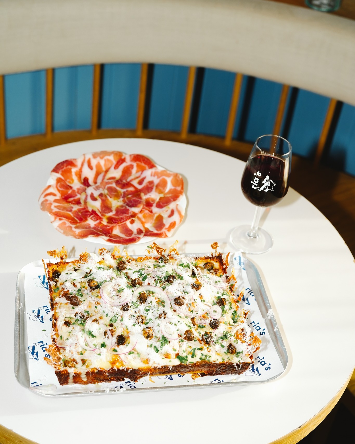 There’s a new slice in town!
The Tonnato: red sauce, cheese, tonnato, fried capers, red onion, aged parmesan.
Bit punchy. Bit posh. Served by the whole pie, understandably.