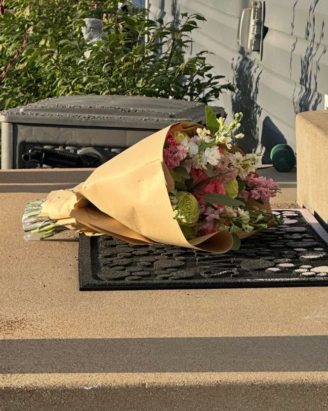 Small gestures can make a big impact 💕
#flowershop #funkyflorals #flowersofinstagram #florals #stlouis #FunkyFlorals #stlouisflorals #floralstyle #funkyflowers #birthday #everydaylook #everyday #EverydayElegance #sympathyflowers #flowers #Missouri #graduation #wedding #GiftForHer #EverydayLuxury #midwest #giftideas #gift