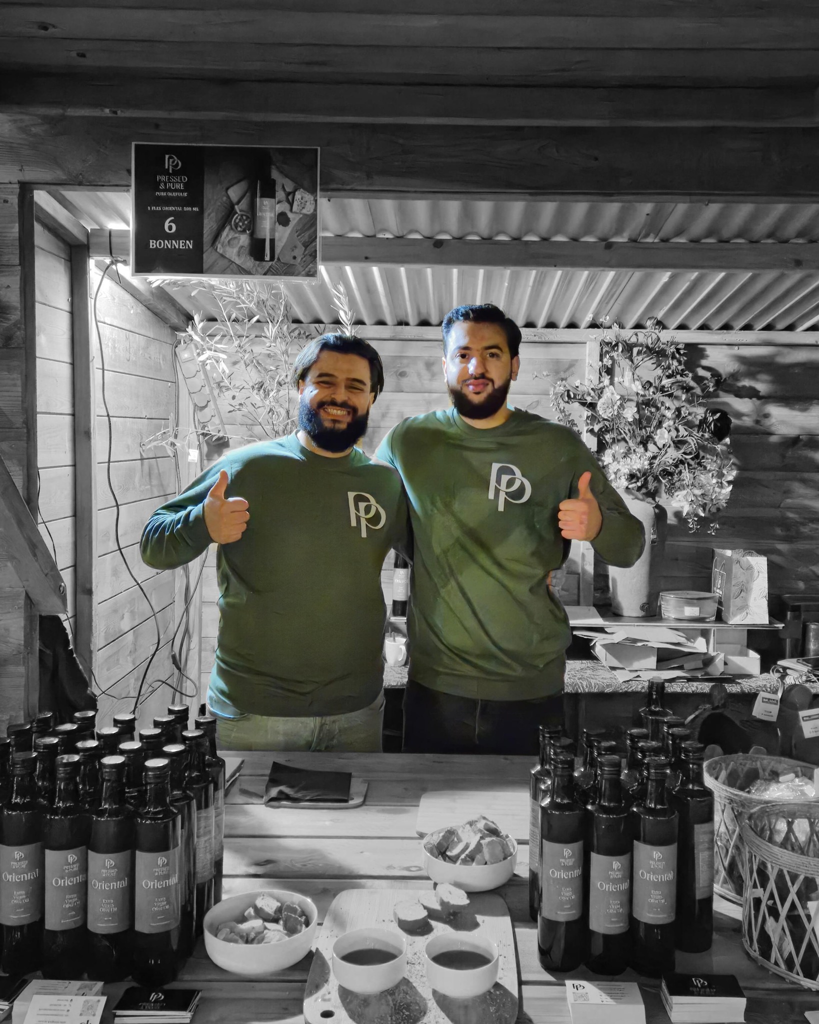 In de supermarkt zie je vaak flessen met het label extra vierge olijfolie. Wat veel mensen niet weten is dat deze olie lang niet altijd de kwaliteit en zuiverheid heeft die de naam suggereert. Vaak gaat het om olie die gemengd is, of waarvan de olijven niet vers en zorgvuldig zijn verwerkt. Het resultaat is een product dat zijn smaak, voedingswaarde en authenticiteit voor een groot deel verliest.
Bij Pressed & Pure geloven wij dat de consument recht heeft op echte kwaliteit. Onze olijfolie wordt direct na de oogst koudgeperst en komt van zorgvuldig geselecteerde biologische olijven. Zo blijven smaak, aroma en voedingsstoffen behouden en weet je zeker dat wat er in de fles zit overeenkomt met wat er op het etiket staat.
Echte extra vierge olijfolie herken je aan een rijke geur, een volle smaak en een natuurlijke zuiverheid die je proeft in elk gerecht. Dat is het verschil dat Pressed & Pure maakt.
Lees meer: pressedandpure.nl/post/biologische-pure-olijfolie-verhaal
#echteolijfolie #biologischeolijfolie #extravierge #puurnatuur #gezondkoken #bewusteten #duurzaamproduct #koudgeperst #gezondekeuken #voedingsbewust #eerlijkproduct #smaakvolkoken #ambachtelijkgemaakt #puureten #pressedandpure