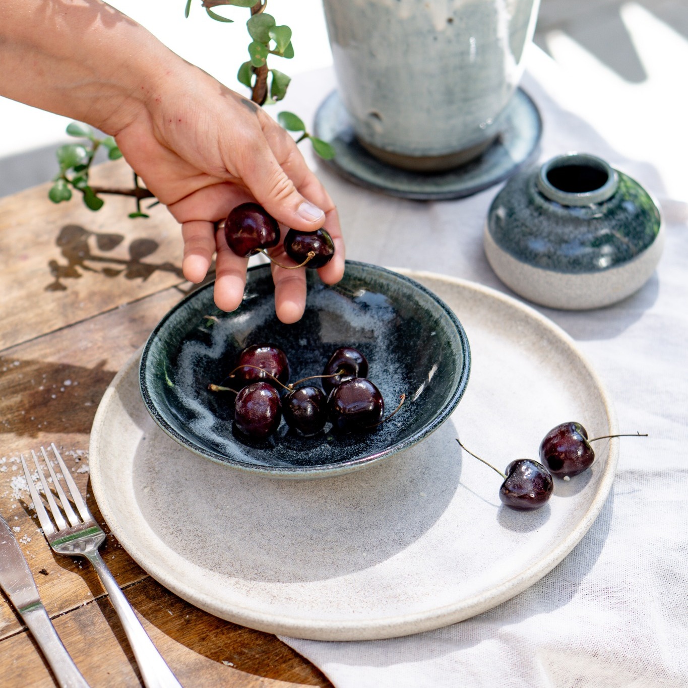 😍 Mon nouveau site Baraque à Pots est en ligne ! www.baraqueapots.com Découvrez mes dernières collections !
✨Vaisselle fait main : Apporter une touche d'authenticité et d'élégance à votre table !
✨Luminaire artisanal sur mesure : Conçues selon vos envies pour illuminer votre style de vie.
✨Vaisselle professionnelle : Pensée exclusivement pour les restaurateurs.
💗 Vous avez une idée en tête ? Je la réalise. Mon site met aussi en avant mes services sur mesure et de personnalisation, pour créer la pièce unique de vos rêves.
#vaisselleartisanale #luminairesurmesure #luminairefaitmain #vaisselleprofessionnelle #vaissellepourrestaurant #vaissellepro #faitmainauquebec #faitmain #ceramiste #potier #métierdart #artisanslocaux #atelierdepoterie #faitauquebec #artdelatable #tablewaredesign #clayart #ateliercéramique #atelierceramique #canadianceramics #BoutiqueDesign #boutiquedesign #achatlocal #vaissellerestaurant