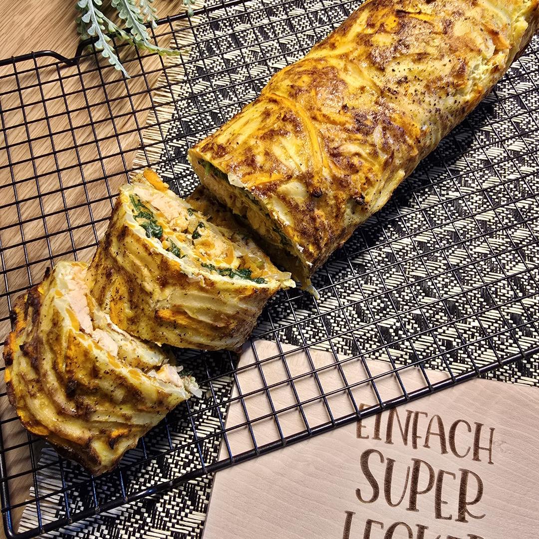 Gemüse Rolle mit Lachs
Okay, Leute… diese Gemüserolle mit Lachs ist „Next Level“ !
Ja, sie braucht ein bisschen Liebe und Zeit im Ofen (35–40 Minuten), aber glaubt uns: Das Ergebnis ist ein echter Hingucker.
Aussen herrlich buntes Gemüse, innen cremiger Frischkäse, noch mehr Gemüse und zarter Lachs. Frisch, bunt und leicht gemacht.
Zutaten für 4 Personen
500 g Kartoffeln
300 g Zucchini
200 g Karotten
130 g Gruyère Reibkäse
3 Eier
Salz
Für die Füllung:
1 grosse Karotte, fein gerieben
1 grosse Zwiebel
2 Knoblauchzehen
100-200 g Jungspinat
400 g Lachs-filet
(wer es vegetarisch mag, kann den Lachs einfach weg lassen)
Öl zum Anbraten
Salz , Pfeffer
150 g Philadelphia Kräuter-Frischkäse
Zubereitung:
Den Backofen auf 180°C Umluft vorheizen.
Zucchini, Karotten und Kartoffeln schälen und mit einer Röstiraffel raspeln. In eine Schüssel geben und das Gemüse mit Salz würzen.
Die Eier und den Reibkäse in einer Schüssel vermengen und über das Gemüse geben. Gut miteinander mischen.
Die Masse auf ein mit Backpapier ausgelegtes Backblech geben und gleichmässig verteilen.
Im vorgeheizten Backofen 35-40 Minuten backen.
In der Zwischenzeit Zwiebel vierteln und in feine Streifen schneiden. Knoblauch hacken und den Lachs in würfeln.
Zwiebel und Knoblauch in Öl andünsten, dann die fein geriebenen Karotten dazugeben. Einmal scharf anbraten.
Nach ein paar Minuten die Lachswürfel dazugeben und mit Pfeffer und Salz würzen. Zum Schluss den Spinat hinzufügen und auf kleiner Hitze köcheln lassen, bis die Gemüse Rolle fertig ist.
Die Gemüsemasse kurz auskühlen lassen, dann ein weiteres Backpapier darauflegen und das Ganze wenden.
Mit Kräuter-Frischkäse bestreichen und die Füllung darauf verteilen.
Zu guter Letzt, den Gemüse-Fladen mit der Füllung vorsichtig aufrollen und fertig ist das gute Stück.
En Guete !
#thekitchenwitches #kartoffeln #karotten #zucchini #vegetables #lachs #salmon #einfachundlecker #gemüserolle #food #feinschmecker #leckeressen #leckerschmecker