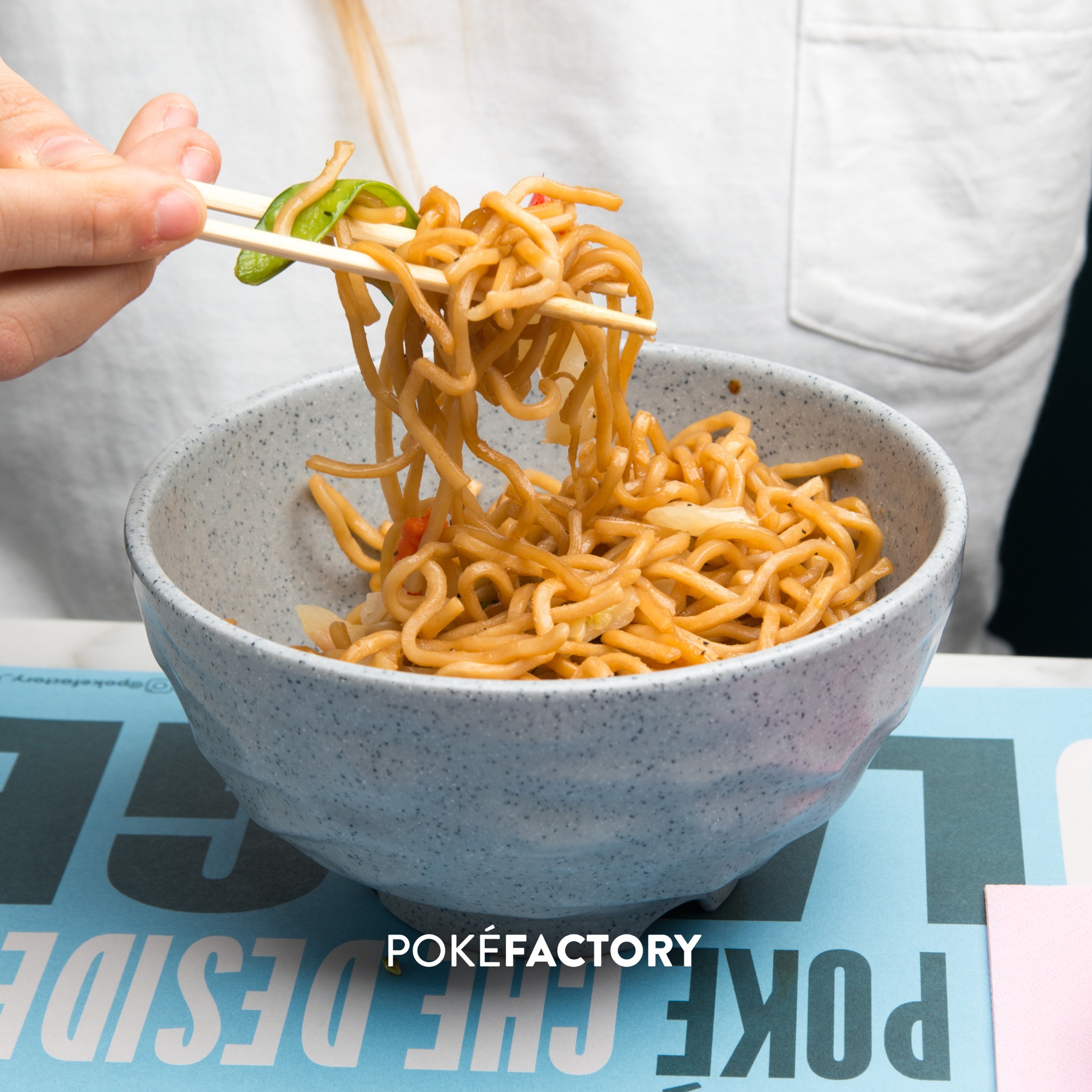 Prova a resistere: sono scandalosamente buoni 🙌🏻
Sono i nostri #Noodles 👉🏻 con verdure miste, funghi, salsa teriyaki e mandorle a scaglie 💥
Ti aspettiamo in tutti i nostri store oppure ordina dalla nostra #APP 📲
#pokefactory #app #ordinaora #noodlesconverdure