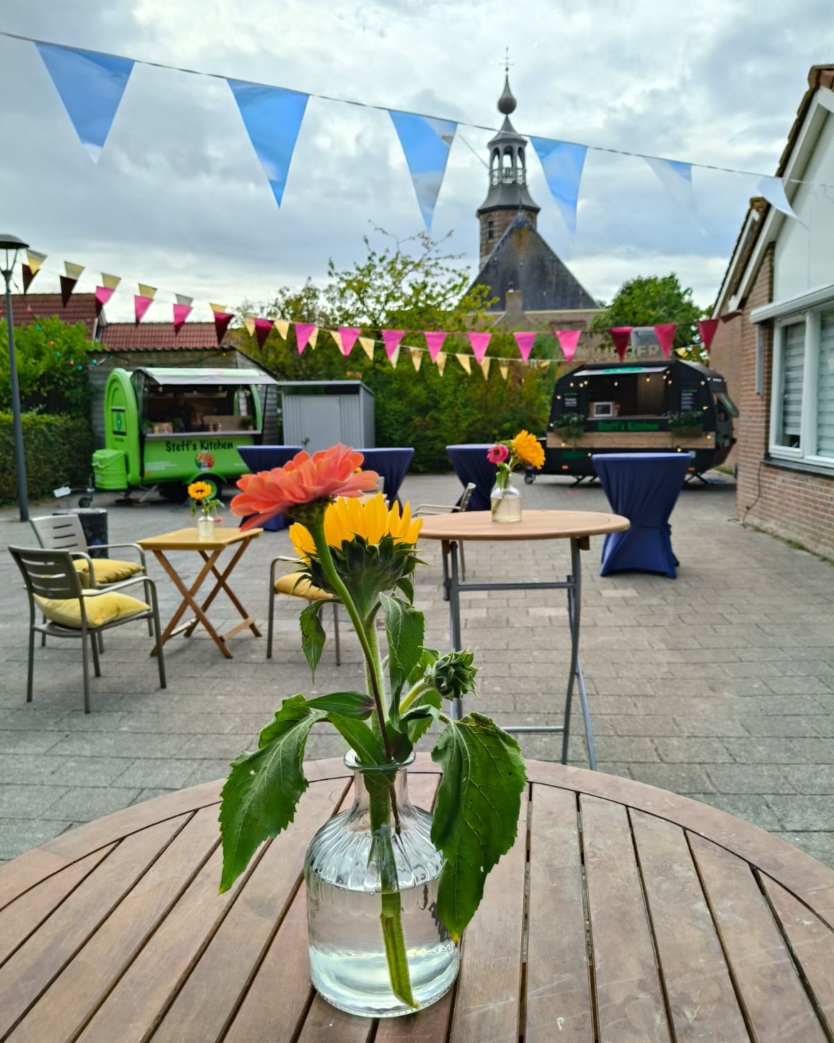 🎉 Vandaag stonden wij met onze pasta fiodtruck én hamburger foodtruck op een privéfeest! 🍝🍔🍟
Wij serveerde onze verse pasta’s, sappige broodjes hamburger en natuurlijk knapperige frietjes. Wat een feest om dit te mogen verzorgen! 🙌✨
👉 Ook een feestje, jubileum of speciale gelegenheid? Wij komen graag met onze foodtrucks bij je langs!
