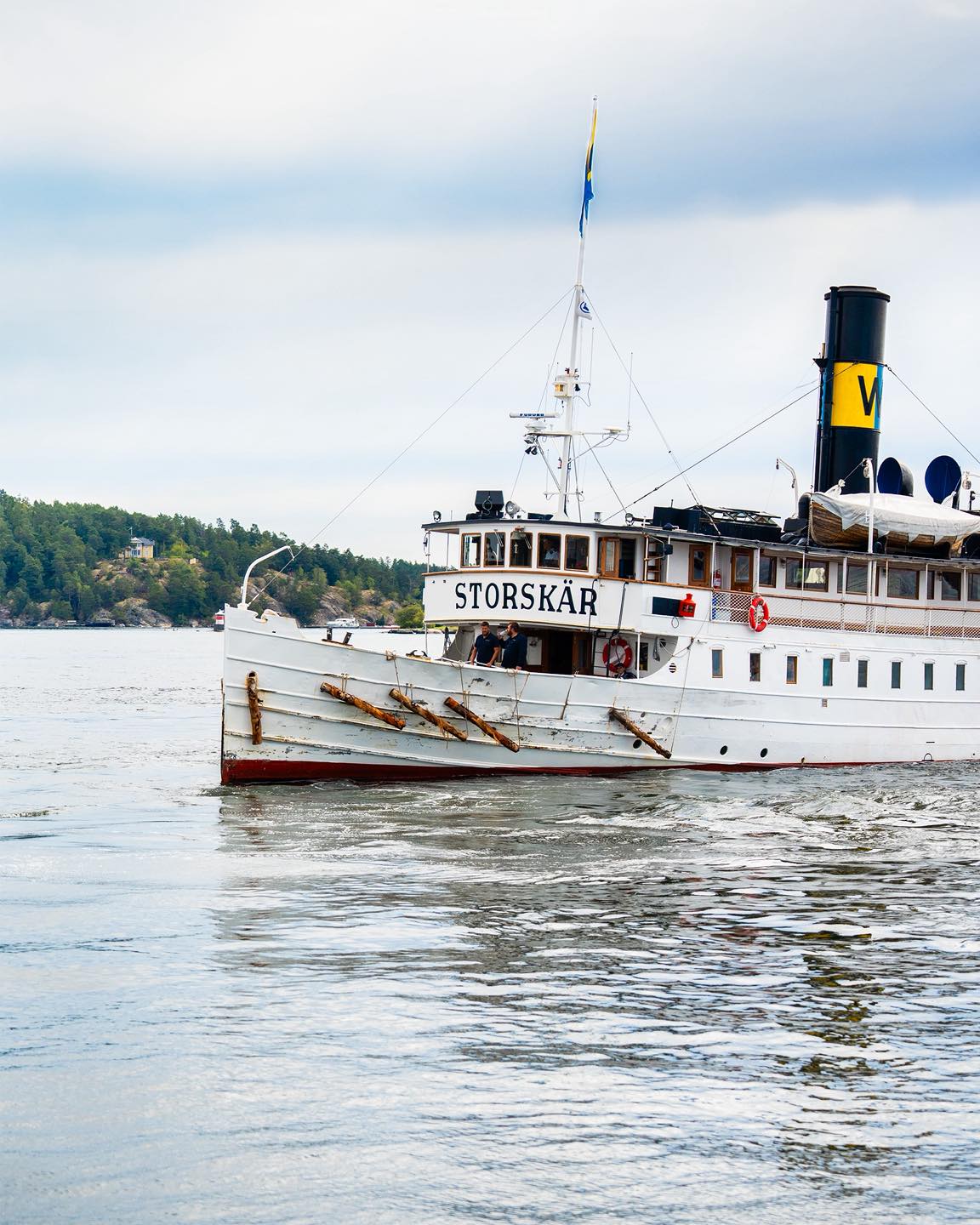 Ni fixar färden över vattnet, vi fixar upplevelsen.
Ett dukat bord, ett rum att landa i och skärgården som kuliss.
För bokning se länk i bio!