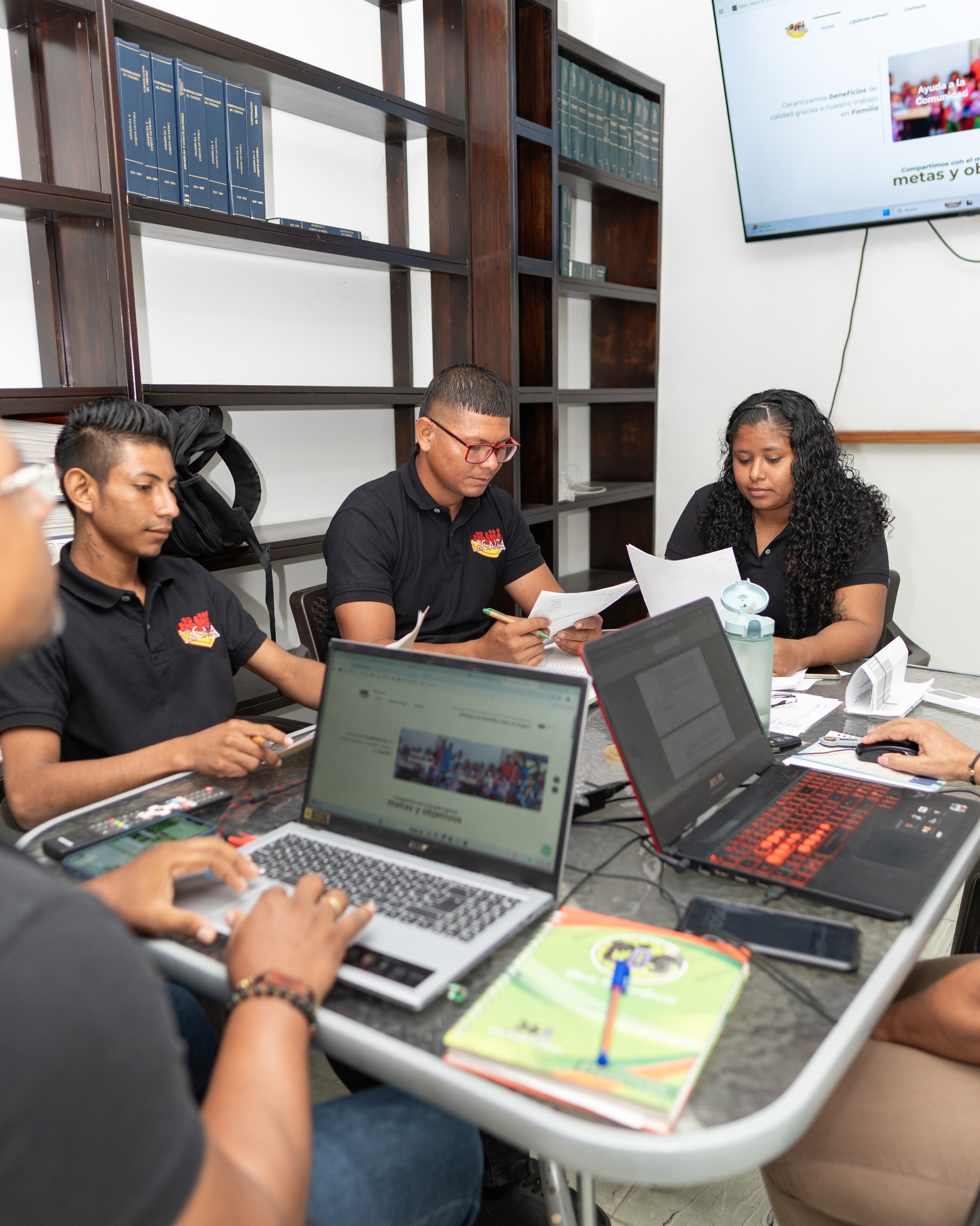 Las decisiones que transforman comunidades nacen del trabajo en equipo. 💛
Cada reunión del comité de la prima Fairtrade es una oportunidad para revisar el uso responsable de los recursos, priorizar proyectos y garantizar que cada acción genere un impacto positivo en la vida de las familias que forman parte de esta gran cadena de valor.
_______________________
Decisions that transform communities are born from teamwork. 💛
Each Fairtrade Premium Committee meeting is an opportunity to review the responsible use of resources, prioritize projects, and ensure that every action creates a positive impact on the lives of the families who are part of this great value chain.
#FairtradeBanana #SustainableAgriculture #SafeFood #QualityBanana #CommunitySupport #BananaGrowers #FairtradeImpact