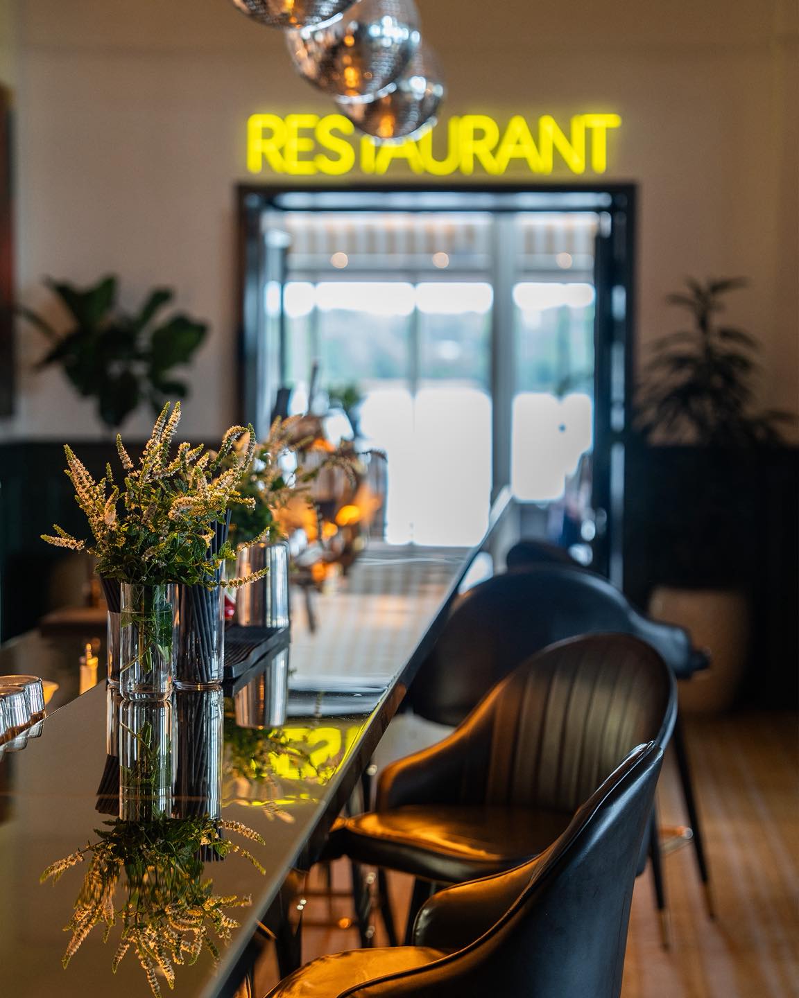 Ingen komplicerad planering behövs. Fördrinken här, middagen där och utsikten över Vaxholms skärgård på köpet.