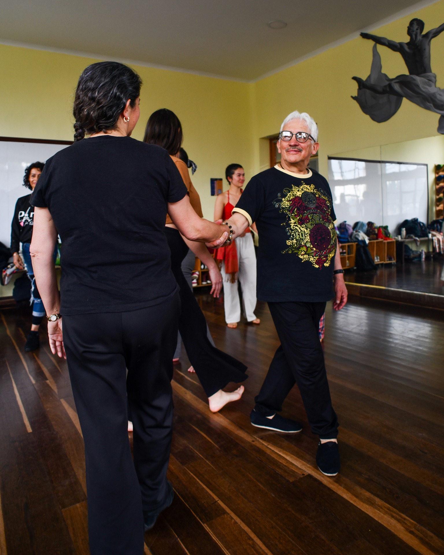 🇦🇷✨ Danzas del sur del continente: folclore argentino
En el XIII Festival Bogotá Ciudad de Folclor se vivió una franja académica dedicada a los ritmos y danzas tradicionales de Argentina.
💃🎶 Los participantes se acercaron a géneros como Bailecito, Escondido, Gatos y Huella, descubriendo su riqueza cultural, los paisajes de origen y las expresiones artísticas que los caracterizan.
👟 Con calzado cómodo y pañuelo en mano, disfrutaron una experiencia pedagógica guiada por Estrella Marina Labrit, investigadora, bailarina y docente con amplia trayectoria internacional.
📸 Juan Herrera / Idartes
#FestivalBogotáCiudadDeFolclor2025 #AquíSíPasa