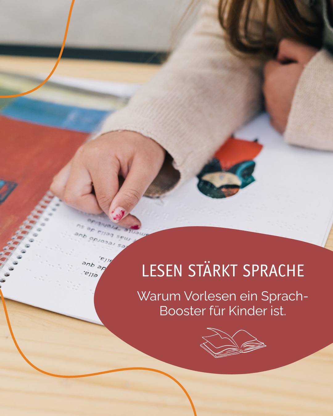 Lesen ist mehr als Geschichten erzählen. 📖
Schon wenige Minuten Vorlesen am Tag können Wunder bewirken – für Sprache, Fantasie und Bindung.
Warum Lesen so wichtig ist:
👉🏼 erweitert spielerisch den Wortschatz
👉🏼 stärkt Grammatik & Sprachverständnis
👉🏼 regt Vorstellungskraft und Kreativität an
👉🏼 schafft Nähe & Rituale, die Sicherheit geben
Kinder lernen Sprache nicht nur durch das Sprechen selbst, sondern auch durch das Hören von Geschichten. Je öfter sie Wörter und Satzstrukturen hören, desto leichter fällt es ihnen, diese selbst zu verwenden.
💡 Tipp: Es geht nicht um stundenlanges Vorlesen. Schon 10 Minuten am Tag – liebevoll und aufmerksam – machen einen großen Unterschied.
Mit jeder Geschichte öffnet ihr ein kleines Fenster in die Welt der Sprache. 🤗
Welches Buch oder welche Geschichte lesen eure Kinder im Moment am liebsten? Schreibt es uns gern in die Kommentare! 📚💬
#logopädiesalzkotten #sprachförderung #lesenmitkindern #elternratgeber #logopädie #vorlesenmachtstark #sprachentwicklung #mehralsworte #logopädinmitherz #salzkotten
