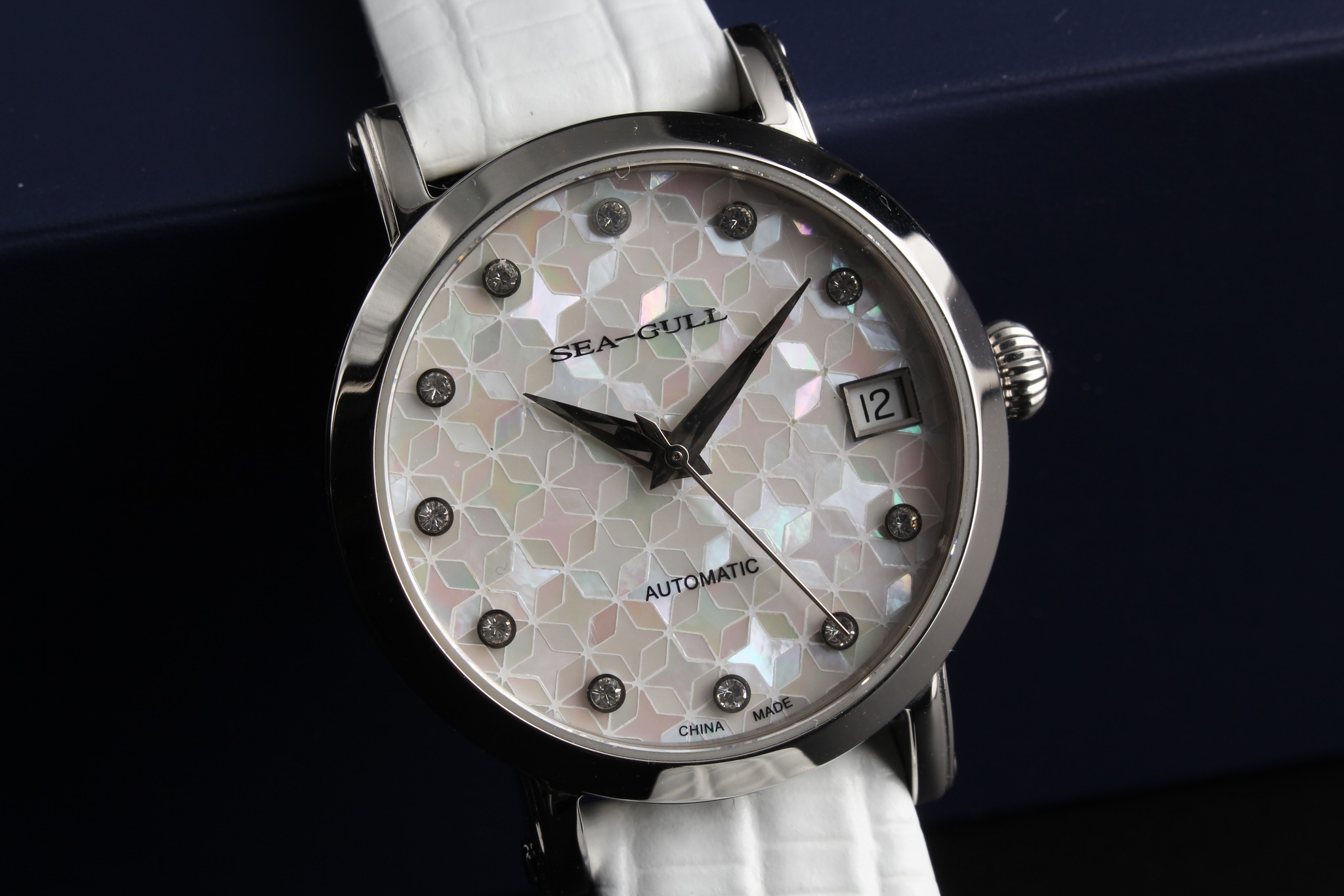 Still dreaming of the Seagull Rhinestones Bezel Crown Mechanical Watch? ✨
With a rhinestone bezel and crown that catch the light with every movement, this watch features:
- Self-winding mechanical movement beneath a sapphire crystal dial
- Water-resistant up to 5 bar, built for everyday wear
- Refined 32 mm case paired with a supple leather strap
this timepiece is a sparkling companion for every moment.
Available on website now!
#chinawatches #watchcollector #timepieces #watchoftheday #watchesforwomen #dailywatch #seagullwatch
