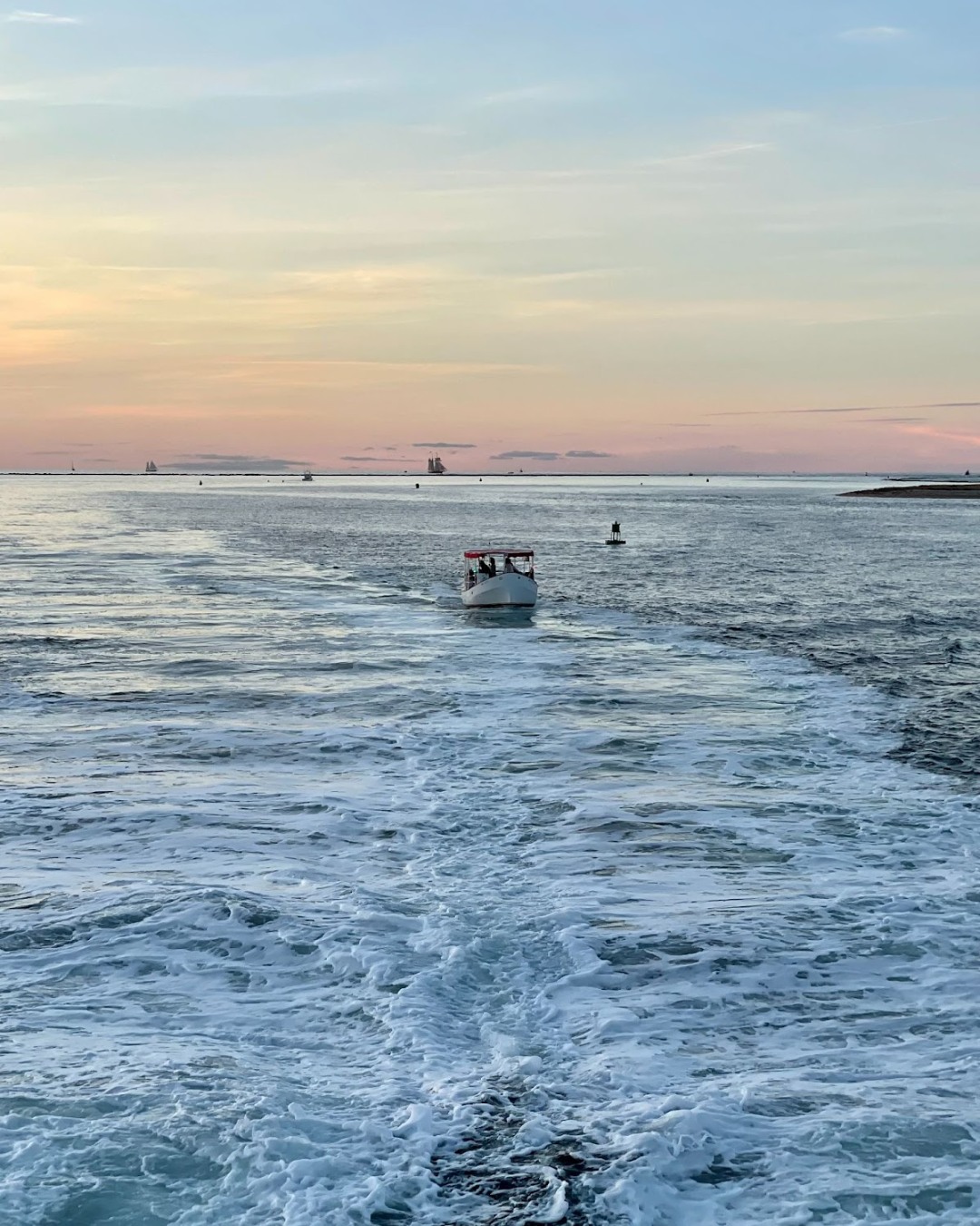 This and a crisp beverage of your choice?
Just because summer is coming to an end doesn’t mean days and evenings on the water have to end too. Our Cocktail Cruises run until mid-October, so grab some drinks and some friends and climb aboard your charter! 🥂
#nantucketactivities #nantucketthingstodo #nantucket #nantucketisland #nantucketlife #nantucketsummer