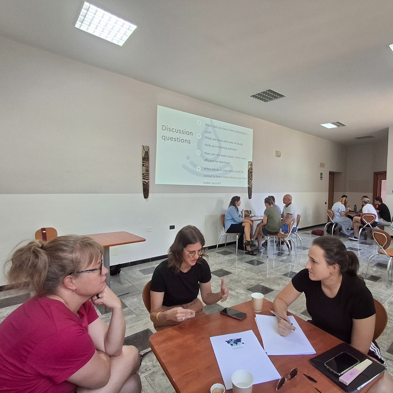🌊 BlueFRONT in Matera – Day 4 ✨
After exploring water in nature, we dove into research & action! 💡
@friendsofdonbosco kicked things off with a powerful session on drinkable waters, reminding us why access to clean water is a right, not a privilege. 🚰
@youthbridges_budapest introduced us to Participatory Action Research (PAR) 🔎 – guiding us through each step of the process: from defining research questions, to collecting and analyzing data, all the way to action planning and evaluation. We didn’t just listen – we mapped it out, debated ideas, and experimented with creative research methods like storytelling, community mapping, and role play.
It was a day of hands-on learning, teamwork, and seeing how research can turn into real change. 🌍💪
👉 Tomorrow: our final reflections, national workshop planning & evaluation – closing the training week together.
@hyvarilainternational, @latra.gr, @youthbridges_budapest, @friendsofdonbosco, @filefcoop
#BlueFront #ErasmusPlus #ClimateAction #YouthForChange #EUClimateAction #BlueEconomy #Sustainability #WaterResources #WaterJustice #EuropeanGreenDeal #EUYouth #ClimateJustice #Finland #Greece #Hungary #Malta #Italy