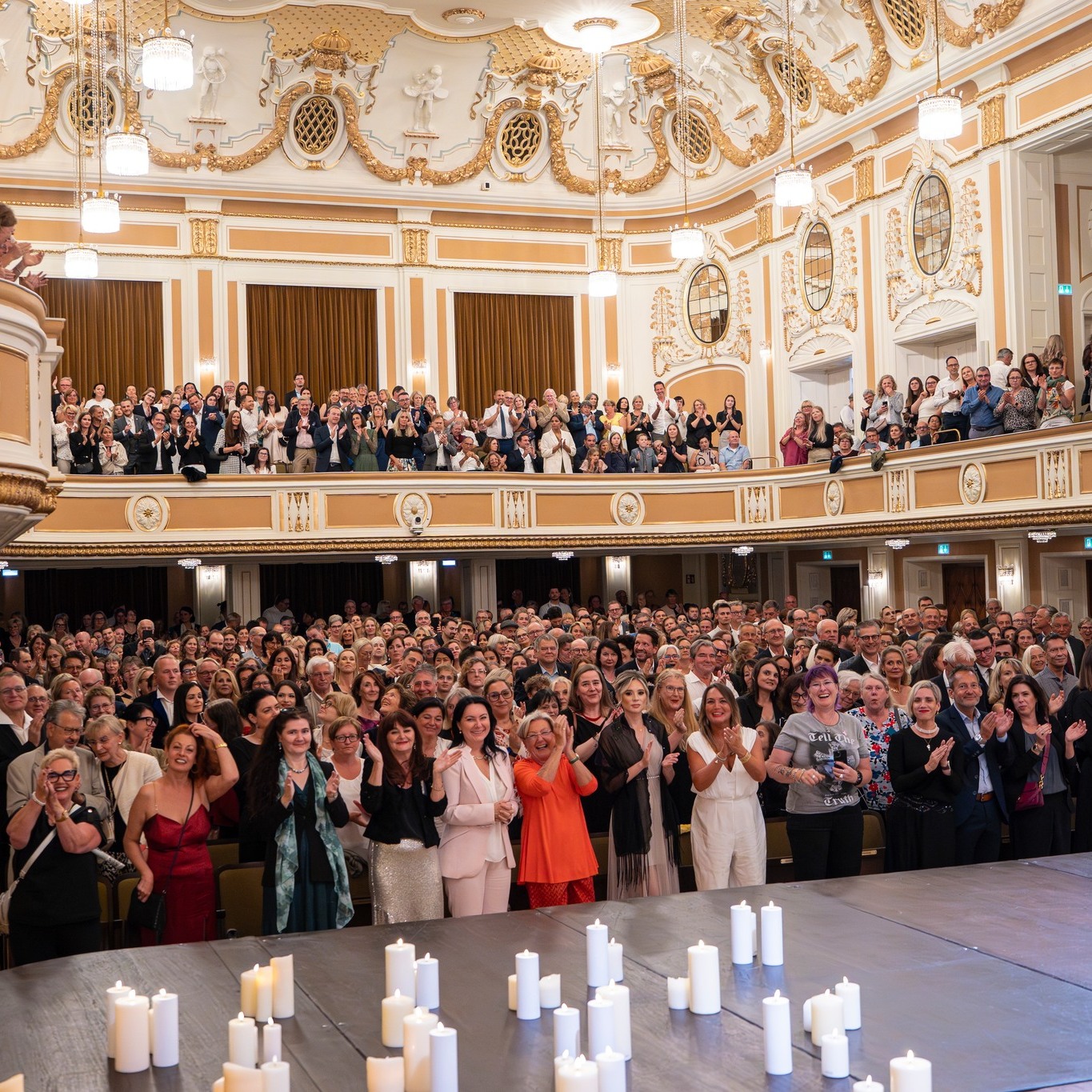 ✨ DANKE ✨
Was für ein unvergesslicher Abend! 💫
Beim Benefizkonzert KlangBlickMomente durften wir mit euch gemeinsam nicht nur großartige Musik erleben, sondern auch ein starkes Zeichen der Solidarität setzen.
🙏 Dank eurer Unterstützung konnten wir unglaubliche 251.639 € sammeln – zugunsten der Österreichischen Kinder-Krebs-Hilfe @kinderkrebshilfe_at. 💛
Ein riesiges Dankeschön an alle Besucher, Unterstützer und natürlich an unsere herausragenden Künstler:
🎤 Kevin Conners
🎻 @emanuelgrafcellist
🎹 @julienquentinofficial
🎻 @davidgarrettinsta
Ohne euch wäre das nicht möglich gewesen. ❤️
Lasst uns diesen Moment der Standing Ovations als Symbol dafür sehen, was wir gemeinsam erreichen können. 🌟
#KlangBlickMomente #Benefizkonzert #Kinderkrebshilfe #StandingOvations