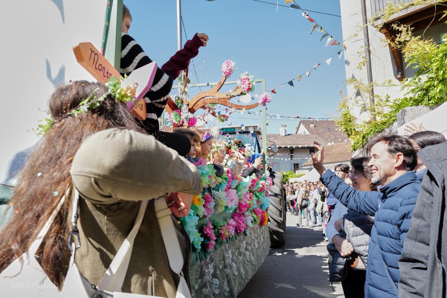 ⚠️ Nouveauté ⚠️
Cette année, la fête des enfants aura lieu le samedi ET le dimanche!
Le Samedi dès 14h, partez en famille pour un parcours ludique à travers le village, conçu autour des 5 sens.
@letsmove_event a le plaisir de vous inviter le dimanche dès 10h00, avec un collectif de professionnels et associations qui viendront animer des ateliers pour les enfants et leurs familles; créativité, tattoos éphémères, danse, légos etc.
Toutes les informations sur :
https://www.fetedesvendangesrussin.ch/fete-des-enfants
Photo de @pecorinistephane
#fetedevillage #fete #russin #fetedesvendanges #musique #concertlive #vin #danser #aimerlavie #cortege #marche #marcheduterroir #geneve #geneva #campagne #vendanges #terroir #swisswinelovers #swisswine #concert #courdedegustation #produitduterroir #fetedesvendangesrussin #weekend