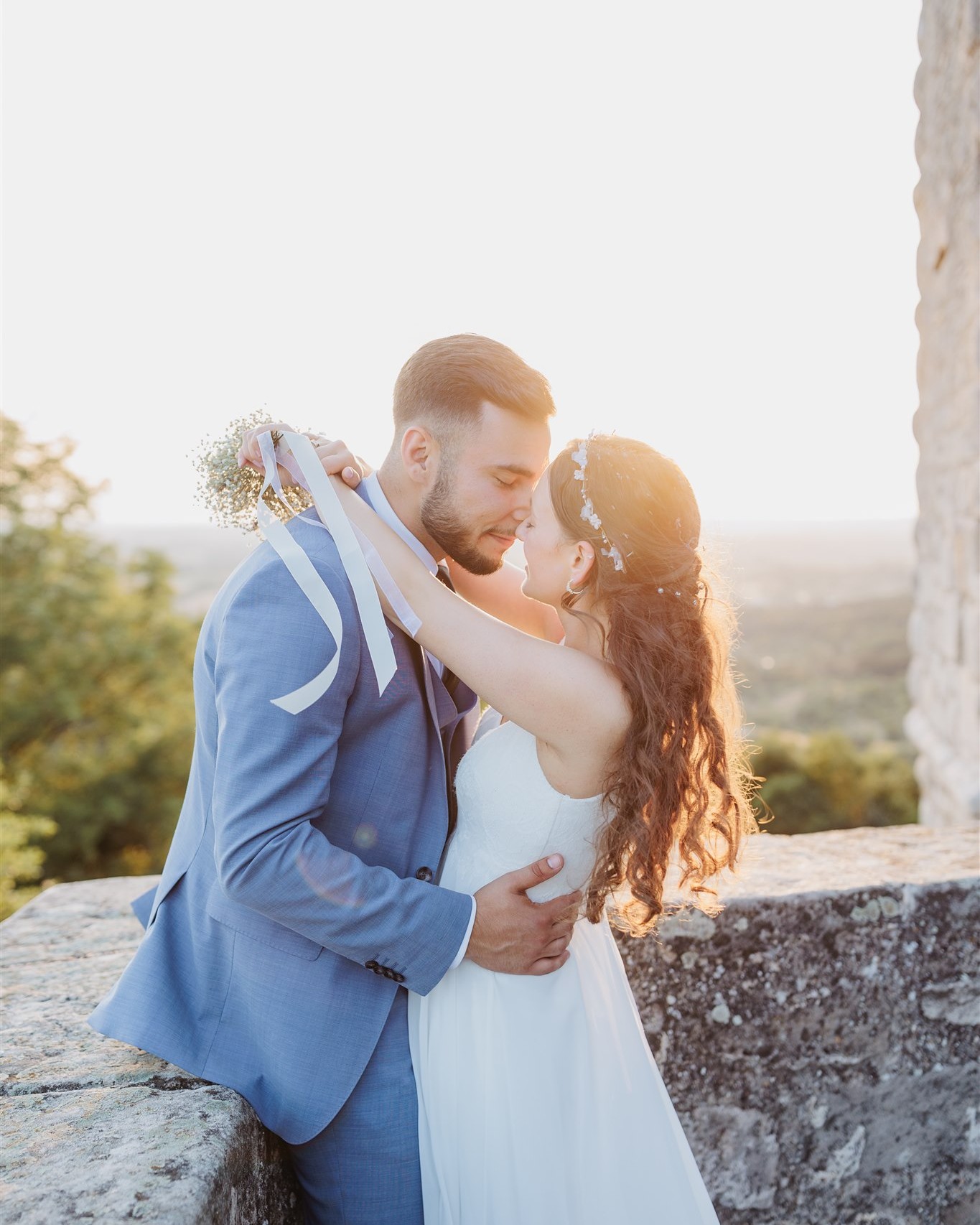 ✨ Warum echte Momente mehr Wert haben als Perfektion ✨
Euer Hochzeitstag ist kein Katalog-Shooting!
Dieses Bild ist beim Sunset-Shooting auf Schloss Ebersberg entstanden. Nichts gestelltes, nichts angeleitetes – nur ein kurzer Augenblick, in dem die beiden ganz bei sich waren. 🤍
Genau dafür begleite ich Hochzeiten: für diese ehrlichen, stillen Momente, die so viel mehr sagen als jede perfekt gestellte Pose. ✨
Wenn ihr solche Erinnerungen von eurem Tag wollt, fragt jetzt euren Wunschtermin für 2026/2027 an. 📩
▫️
▫️
▫️
▫️
▫️
▫️
▫️
▫️
#echtemomente #ungestelltefotografie #hochzeitsfotografin #hochzeitsfotografie #brautpaarshooting #sunsetshooting #hochzeitbawü #hochzeitstuttgart #schlossebersberg #auenwald #hochzeitbadenwürttemberg #braut2026 #hochzeitsplanung2026 #hochzeitdeutschland #weddingmoments #authentischehochzeitsfotos #hochzeitsfotografschwaebischgmuend #sommerhochzeit #hochzeit2027 #bridetobe2027 #bridetobe2026