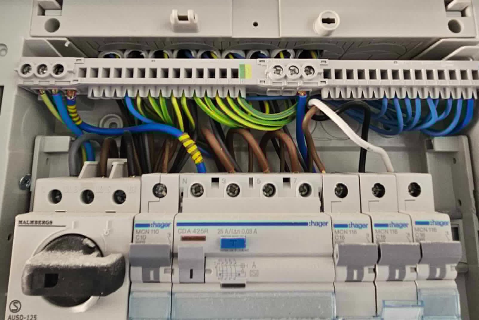 Jordfelsbrytare – vad är det och varför behöver du en?
En jordfelsbrytare kan rädda liv. Här förklarar vi hur den fungerar och varför den bör finnas i alla hem.
En jordfelsbrytare är en säkerhetsanordning i elinstallationer som skyddar människor och egendom mot elolyckor. Den övervakar elströmmen i en krets och bryter strömmen direkt om den upptäcker en läcka, det vill säga att strömmen tar en annan väg än genom de avsedda ledarna.
Varför behövs en jordfelsbrytare?
1. Personsäkerhet:
Förhindrar dödliga elchocker genom att snabbt bryta strömmen om en person eller ett husdjur får ström genom kroppen.
2. Brandskydd:
Förhindrar att läckströmmar orsakar elbrand, t.ex. i fuktskadade apparater eller trasiga kablar.
3. Skydd för elutrustning:
Minskar risken för skador på känslig elektronik vid fel.
Elektriska apparater:
Fel på elektriska apparater, brus och trasiga laddare är en betydande och växande brandrisk.
Ladda inte elektronik på hårda ytor över natten, och undvik att köra tvätt- och torktumlare obevakade under natten.
Krav och installation:
I Sverige är en jordfelsbrytare ett krav i nyproducerade bostäder och bör installeras i äldre elanläggningar. Kravet gäller även när det görs en el-renovering av elanläggningen i befintliga fastigheter såsom lägenheter, kontor etc.
Installation och byte av jordfelsbrytare i en fast elinstallation får endast utföras av ett registrerat elinstallationsföretag.