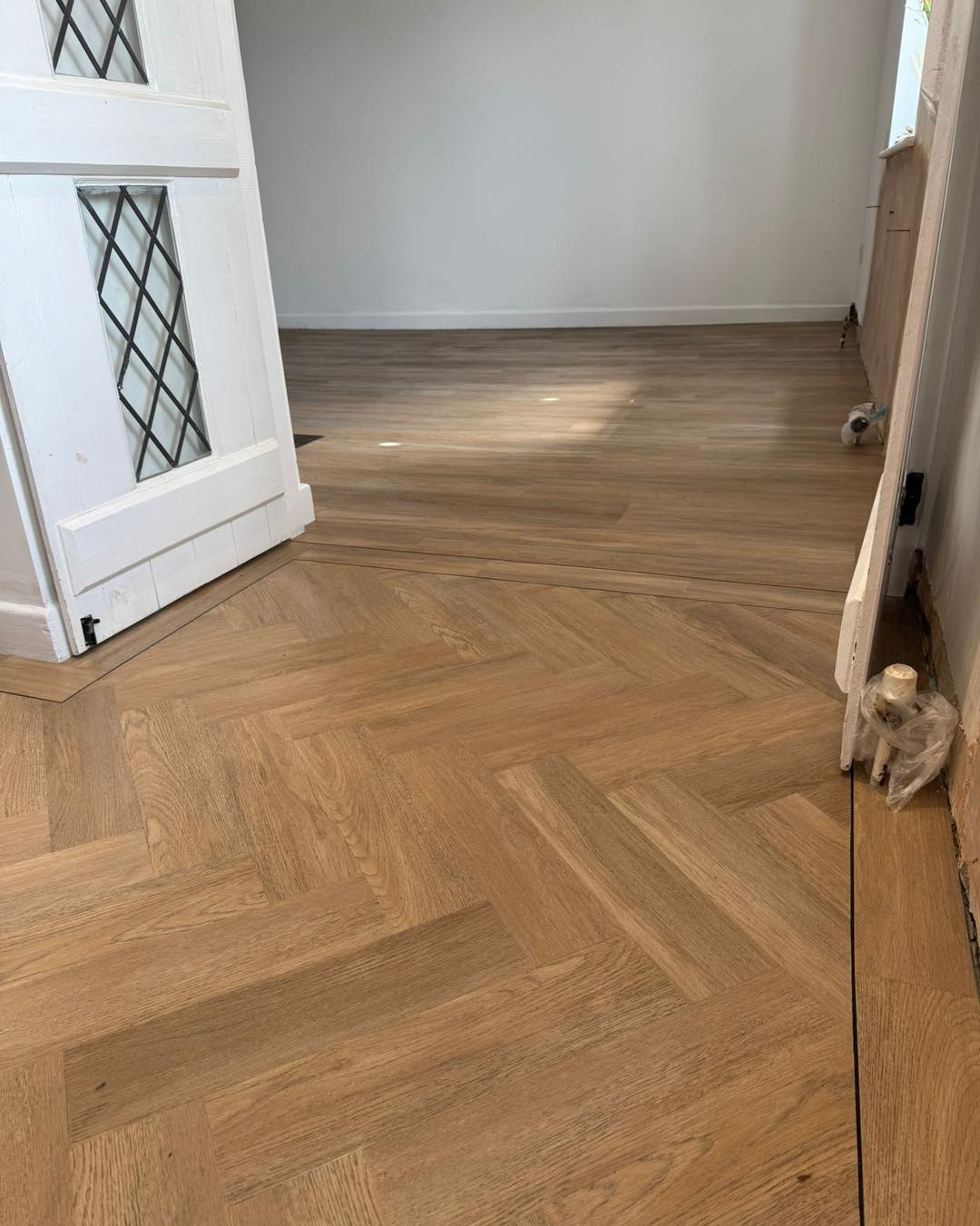 Luxury Vinyl Tile
Lounge 1 fitted herringbone with a black insert border
Lounge 2 fitted in plank
Self levelled/ buffed and fethered ready for a full stick install
Invictus maximus in the colour sand
Lovely install as always from alex and team