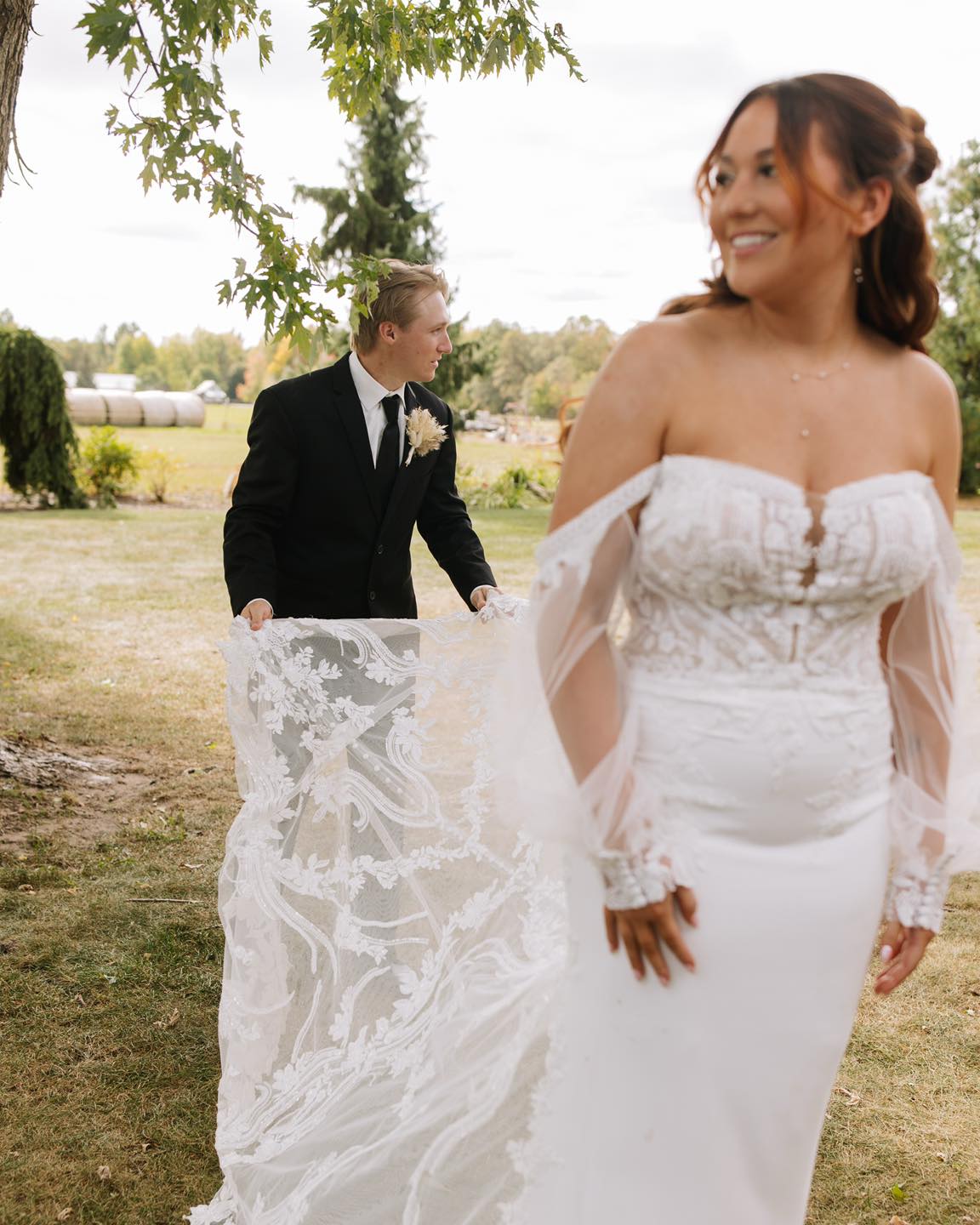 š Your time is here, fall couples! š
The air is crisp, the leaves are showing off, and itās officially your season to say I do. From cozy candlelit dinners and warm color palettes to chilly dance floors under the stars ā fall weddings just hit different.
Weāve been waiting all year for this magic, and now itās YOUR turn. Letās make it unforgettable. š„āØ
Photos: @smmgphotography
Coordination: @redwoodweddingswi
Couple: @its.nails.by.ti @imjarons