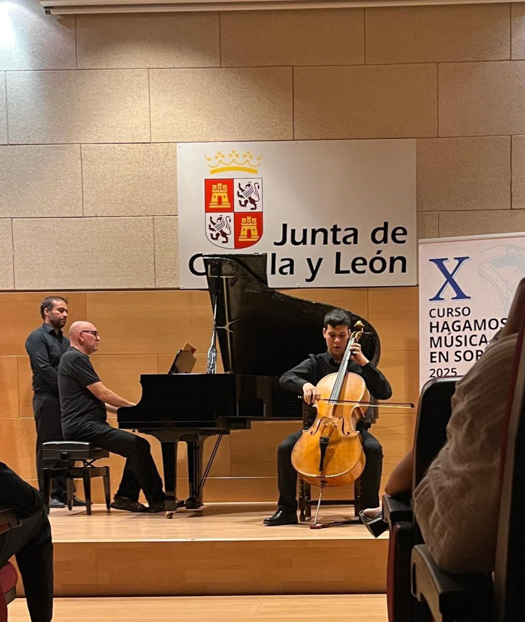 Querid@s sonceller@s. Preparados para el nuevo curso escolar???
Os compartimos una imagen de Álvaro Sánchez Mangas, ganador del primer premio de la categoría Duport en el último concurso Soncello, tocando en el concierto de alumnos del Curso Hagamos Música en Soria, al que ha asistido becado en su calidad de premiado del concurso 👏👏👏
______________________________________
Querid@s sonceller@s. Preparados para o novo curso escolar???
Compartímosvos unha imaxe de Álvaro Sánchez Mangas, gañador do primeiro premio da categoría Duport no último concurso Soncello, tocando no concerto de alumnos do Curso Fagamos Música en Soria, ao que asistiu bolseiro na súa calidade de premiado do concurso 👏👏👏
@culturadadeputaciondacoruna @cursohagamosmusica