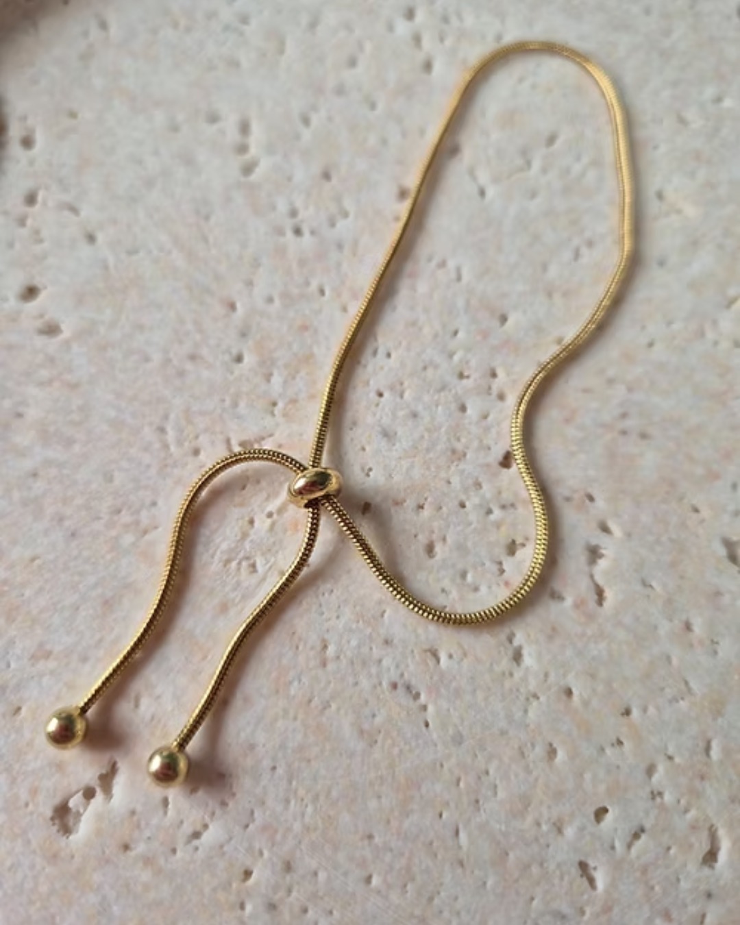 NEW: Add a touch of gold to your spring outfit with our Toggle Bracelet. Just one of the new range of bracelets - new in at Jojo.
.
.
#bracelet #springlook #newin #madeinnz #nzsmallbusiness #jojoearrings