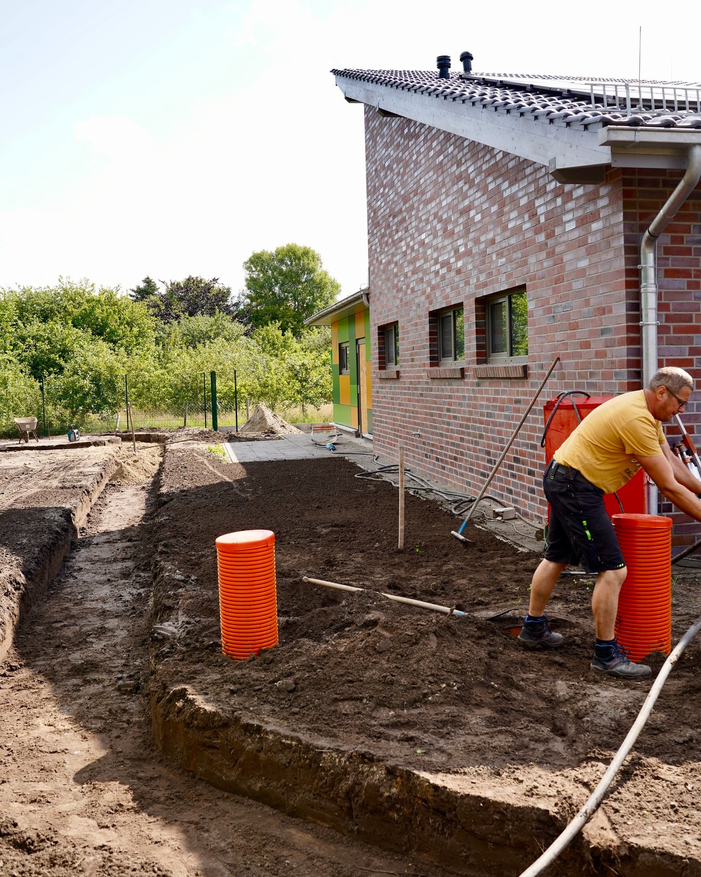 🌿 Jedes Projekt ist einzigartig – und wir kümmern uns drum. 🛠️
Kein Garten gleicht dem anderen, keine Baustelle ist wie die vorige. Genau das macht unseren Job so spannend. 💡
Ob kleine Gartenoase, große Pflasterfläche oder komplexe Tiefbauarbeiten – wir hören zu, planen individuell und setzen jedes Detail mit Leidenschaft um. 🎯
Denn unser Anspruch ist klar: Aus einer Idee ein Ergebnis schaffen, das begeistert – maßgeschneidert für unsere Kunden. ✨
#Einzigartig #SaathoffGalabau #IndividuelleProjekte #HandwerkMitLeidenschaft #GemeinsamGestalten