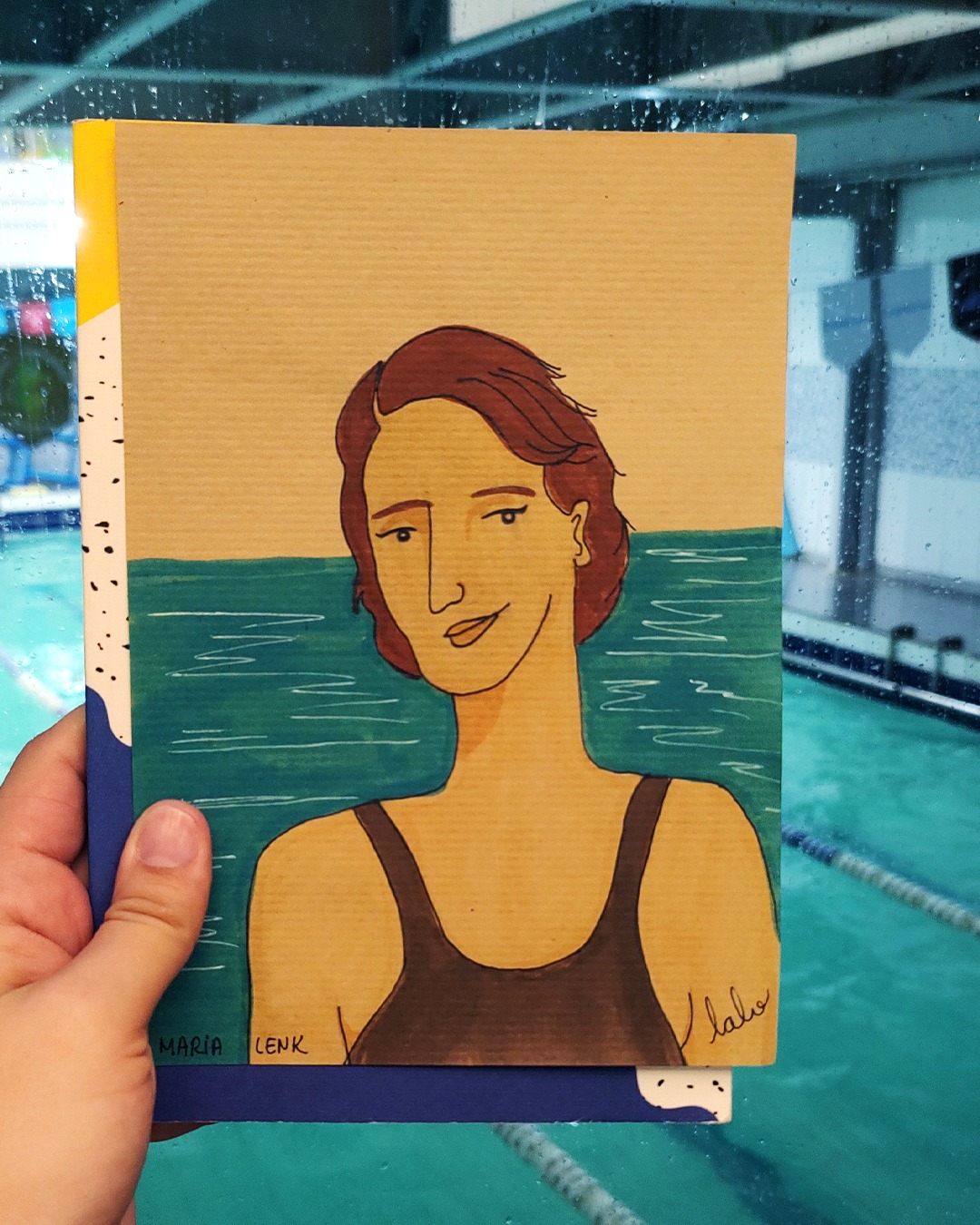 Maria Lenk. Nascida em 1915, superou desafios de saúde na infância ao adotar a natação como terapia, graças à influência de seu pai. Naquela época quase não havia piscinas ou clubes, então Maria nadava no Tiête, isso mesmo! Nessa época o rio era tão limpo que servia como fonte de recreação e até competições de nado. Foi selecionada para participar dos jogos olímpicos com 17 anos e era a única mulher da delegação brasileira que tinha 124 homens, aliás era a única mulher de toda a américa do sul. Não bastasse o preconceito da época ela ainda teve que enfrentar o menosprezo dos colegas e usar um uniforme emprestado.
Mas o problema com as roupas não era algo novo para Maria, tempo antes ela já havia quebrado padrões sendo a primeira brasileira a competir de maiô em público, o que na época foi um escândalo, já que todas usavam trajes mais recatados. Anos mais tarde quando deu aula de educação física no interior paulista, foi excomungada pela igreja local por pedir que as alunas usassem maiô.
Maria foi a primeira brasileira a nadar o estilo borboleta, aprendido por meio de revistas estrangeiras. Ela se formou na primeira turma feminina da Escola Superior de Educação Física de São Paulo e bateu recordes mundiais em 1939. Após se aposentar das competições de alto rendimento, dedicou-se ao ensino e à fundação da Escola de Educação Física da UFRJ, onde foi professora e diretora.
Maria também escreveu 10 livros, incluindo sua autobiografia Braçadas e Abraços. Aos 69 anos, retomou a carreira internacional, acumulando 54 medalhas em competições máster, sendo 37 de ouro. Em 2000, recebeu a Ordem Olímpica, uma das maiores honrarias do esporte. Ela morreu no lugar que amava, a piscina. Durante um treino. Com 92 anos de idade e nessa época nadava 1500 metros por dia.
#MariaLenk #PioneirismoNoEsporte #NataçãoBrasileira #LegadoEsportivo #MulheresNoEsporte #OrdemOlímpica #InspiraçãoEsportiva #Superação #HistóriaDoEsporte #EsporteEPaixão #historiadanatacao #galeriaextraordinaria