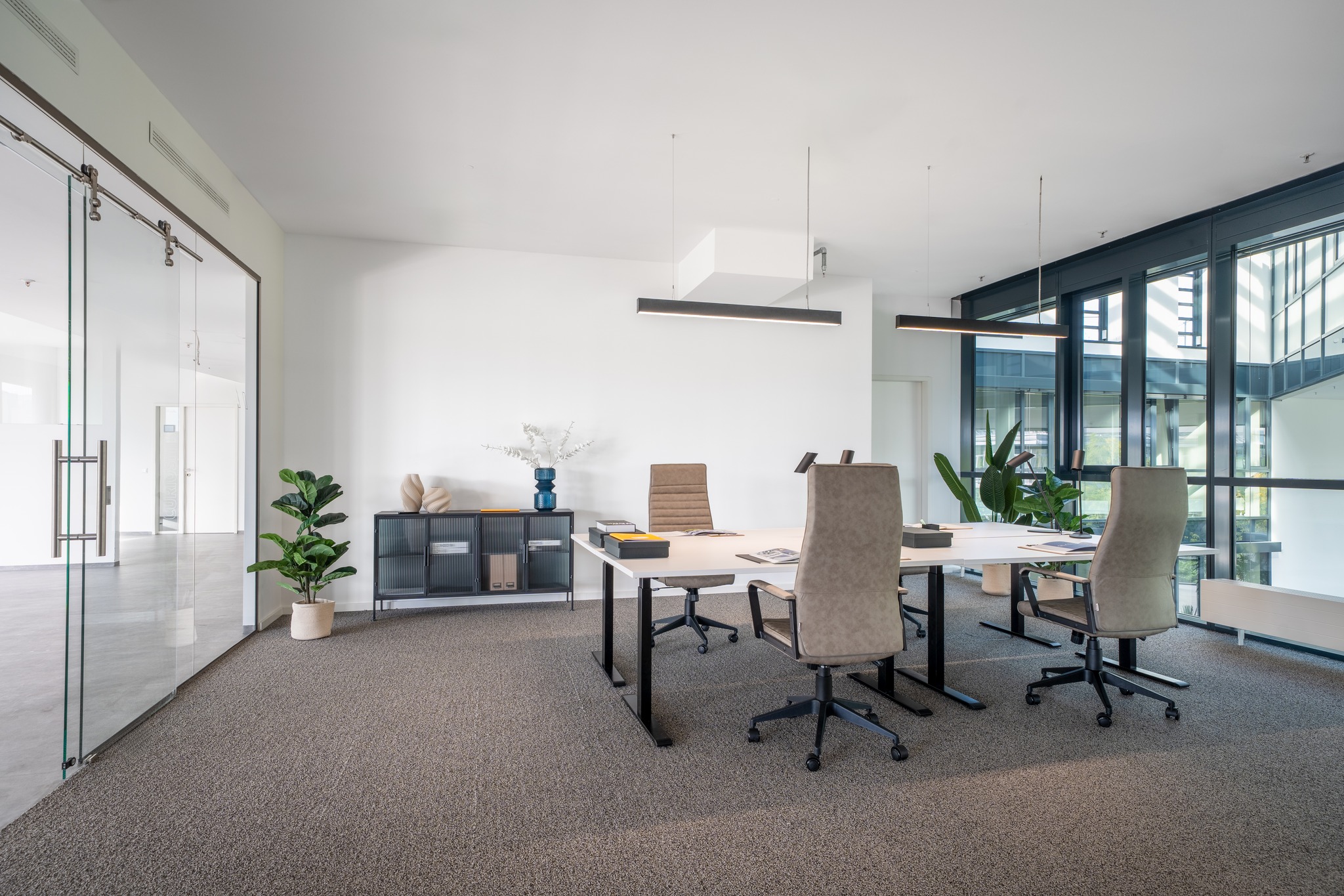 Ein weiteres Büro Staging, diesmal in München. Was leere Räume oft nicht zeigen: Wie es sich anfühlen kann, hier zu arbeiten. Gerade große, leere Flächen profitieren von klarer Struktur.
Ein Musterbüro macht den Raum erlebbar und hilft, die Proportionen besser zu erfassen.
Vielen lieben Dank an Becken für das Vertrauen!
Alles Liebe, Anna
#immobilienfotografie #homestaging #realestate #immobilien