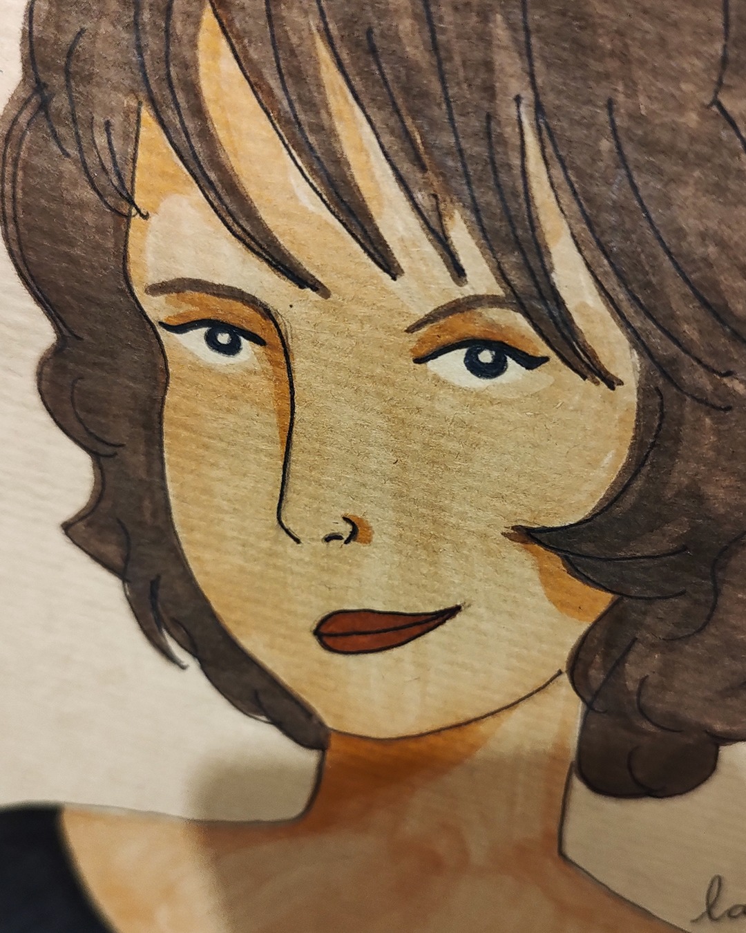 Cacilda Becker, uma das figuras mais icônicas do teatro brasileiro, teve uma vida intensa e marcante, refletindo a evolução do teatro moderno no Brasil. Nascida no interior de São Paulo, ela começou sua trajetória artística com o balé, incentivada pelos avós. Seu físico delicado e determinação a levaram a dar aulas de dança para custear seus estudos. Sua estreia no teatro ocorreu em 1940, no Rio de Janeiro, após chamar a atenção de um crítico durante um espetáculo em Santos.
Nas décadas de 1940 e 1950, Cacilda tornou-se protagonista em quase cinquenta espetáculos, dedicando-se incansavelmente à arte, chegando a trabalhar até dezoito horas por dia. Em 1948, assumiu o papel de professora na recém-fundada Escola de Arte Dramática em São Paulo, consolidando-se como uma figura central na formação de novos talentos.
Cacilda Becker era conhecida por sua versatilidade, interpretando personagens diversos, desde jovens até adultos, homens e mulheres, em peças que iam da comédia à tragédia, do clássico ao moderno. Em 1958, fundou sua própria companhia teatral, valorizando a produção nacional e estreando com a peça O Santo e a Porca, de Ariano Suassuna. Durante a ditadura militar, Cacilda assumiu um papel ativo na defesa da liberdade de expressão, abrigando colegas perseguidos e presidindo a Comissão Estadual de Teatro de São Paulo.
Em 1969, enfrentou um de seus maiores desafios ao interpretar Estragon em Esperando Godot, considerado um marco cultural. No entanto, durante o intervalo de uma das apresentações, sofreu um derrame e faleceu após 39 dias em coma. Sua morte causou comoção nacional e embora ela jamais tenha voltado para o segundo ato, as cortinas nunca se fecharam para Cacilda Becker, considerada a primeira-dama do Teatro brasileiro.
#CacildaBecker #TeatroBrasileiro #LegadoCultural #LiberdadeDeExpressão #PrimeiraDamaDoTeatro #ArteEPaixão #HistóriaDoTeatro #InspiraçãoArtística #EsperandoGodot #CulturaBrasileira #galeriaextraordinaria