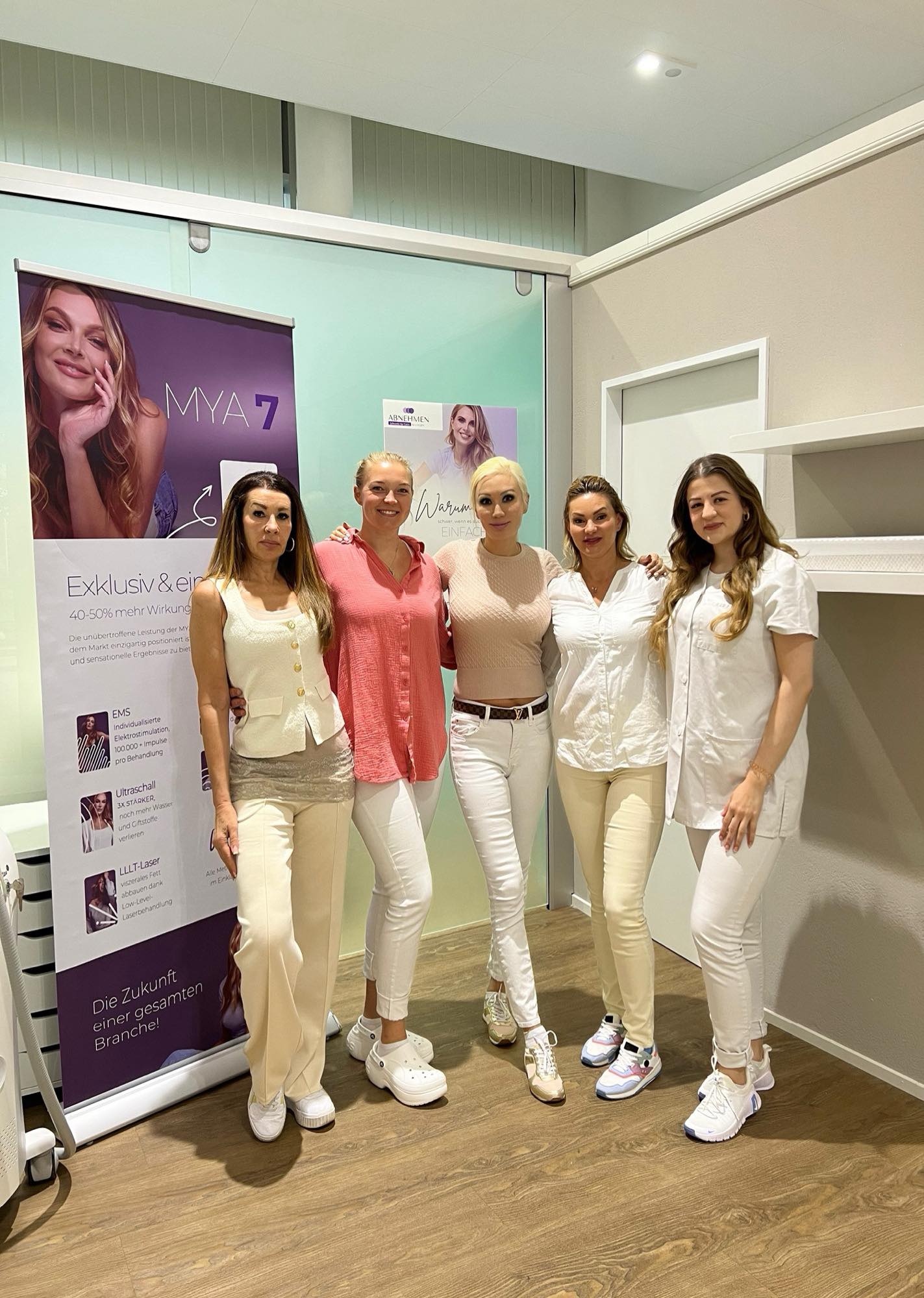 Caro und ein Teil vom Team ❤️