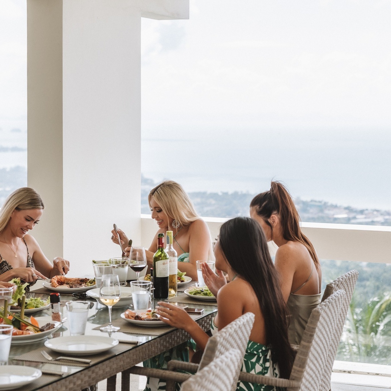 From long lunches by the pool to dinners overlooking the Gulf, dining at Lime Samui follows the rhythm of the day.
#limesamuivillas #luxuryvilla #kohsamui #privatedining #samuitrip #kosamui #samuiisland #igthailand #travelthailand #rediscoversamui