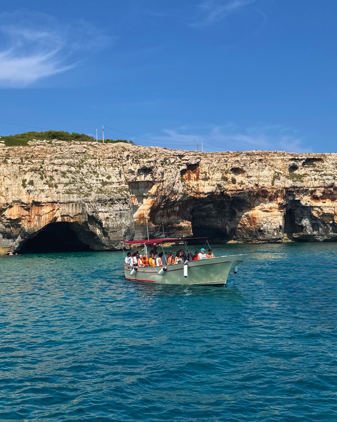 😅 1° settembre… l’estate finisce? Non a Leuca! 🌊
Con Anema e Core il mare è ancora protagonista: 20€ a persona per un tour di 2 ore tra le grotte di Santa Maria di Leuca, tuffi nelle acque cristalline e scenari da cartolina. 🚤
L’estate non si conta a giorni, ma a emozioni… e queste non finiscono mai! 💙
-
LINK IN BIO
-
#AlexanderLeuca #EscursioniGrotteLeuca #AnemaeCore #SantaMariadiLeuca #SalentoVibes #SeaExperience