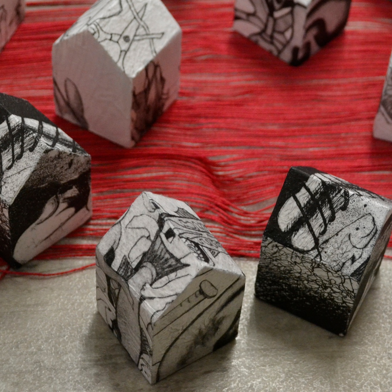 QUAND LE SILENCE TISSE LES MOTS de Suzanne FerlandL
Au @expo.montlaurier jusqu'au 10 septembre, dans le cadre de l'exposition collective Raconter/ rencontrer, célébrant le 50e de l'Atelier de l'île
"L’œuvre installation présentée est une continuation de mon travail de 2016 (Onde de choc) et de 2024 (Lourd silence) exposé dans différents lieux au Québec et à l’international. Ces deux thématiques se superposent et continuent d’habiter ma démarche artistique nourrie par des questions sociétales et une préoccupation liée à la notion de mémoire.
Dans Raconter-Rencontrer, la gravure devient prétexte à la réappropriation de souvenirs. Elle est reliée à ma première eau forte qui renfermait déjà les éléments constituant la trame de cette installation. La gravure tisse, sans le moindre doute, le lien entre le passé et le présent."
Pour en apprendre plus sur la démarche de l'artiste, rendez-vous au centre d'exposition de Mont-Laurier ce samedi 6 septembre à 13h. Un transport de Val-David en minibus est disponible. Pour réservation: https://www.zeffy.com/en-CA/ticketing/exposition-lunch-a-mont-laurier (lien en bio)