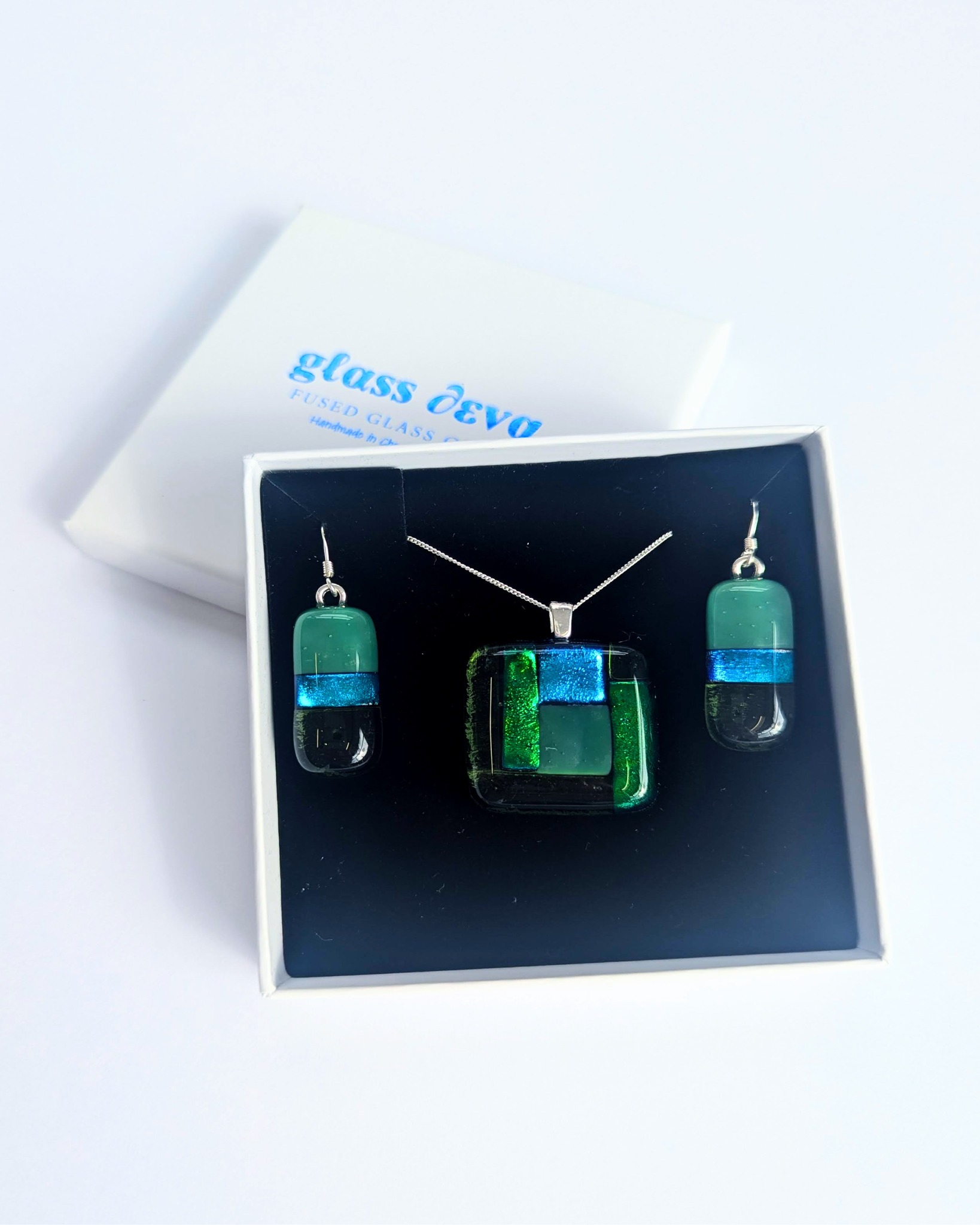 We loved welcoming this lovely family spanning three generations 💕 Together they created a wonderful mix of coasters, small panels and jewellery, such a special way to spend time, make memories, and take home unique treasures from the day.
#kidspartyideas #CreativeWorkshops #fusedglassworkshop #familydaysout #makingmemories #fusedglassartwork #handmadeuk #giftsformum #FusedGlassGifts #thingstodoincheshire #fusedglassgifts #personalisedgifts #thingstodoinchester #fusedglassjewellery #fusedglassfun #giftsoforher #childrenspartyideas #familytime #letterboxgifts #HalfTermActivities #microwavekiln #FusedGlassFun #handmadefun #fusedglassart #JewelleryMaking #ChesterWorkshops #FusedGlassWorkshop #ShopSmall #GlassArtUK #childrensparty