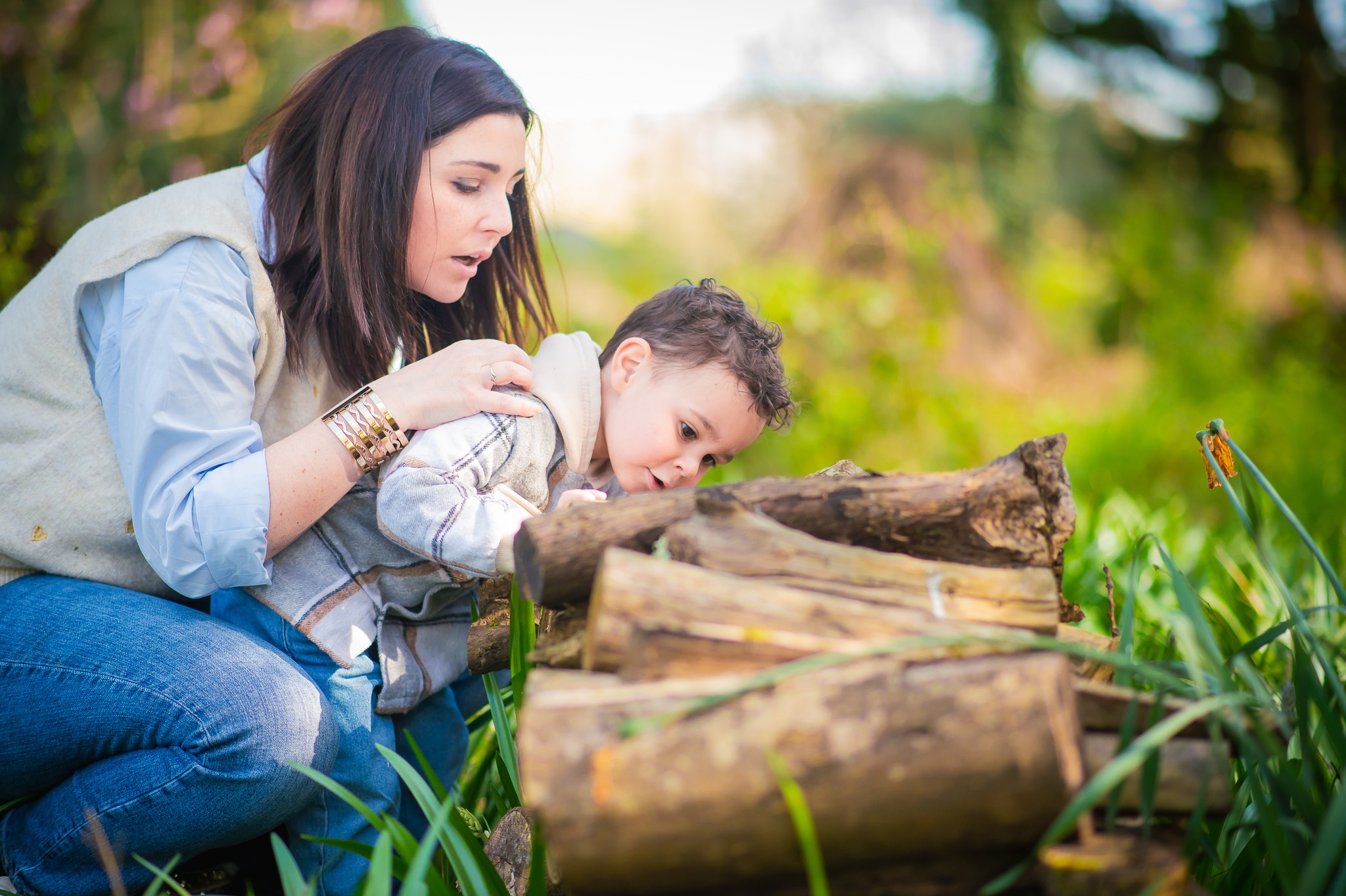 Le bonheur se cache dans ces gestes simples.
Explorer, découvrir, partager…
C’est ça aussi une séance photo en famille 🌿