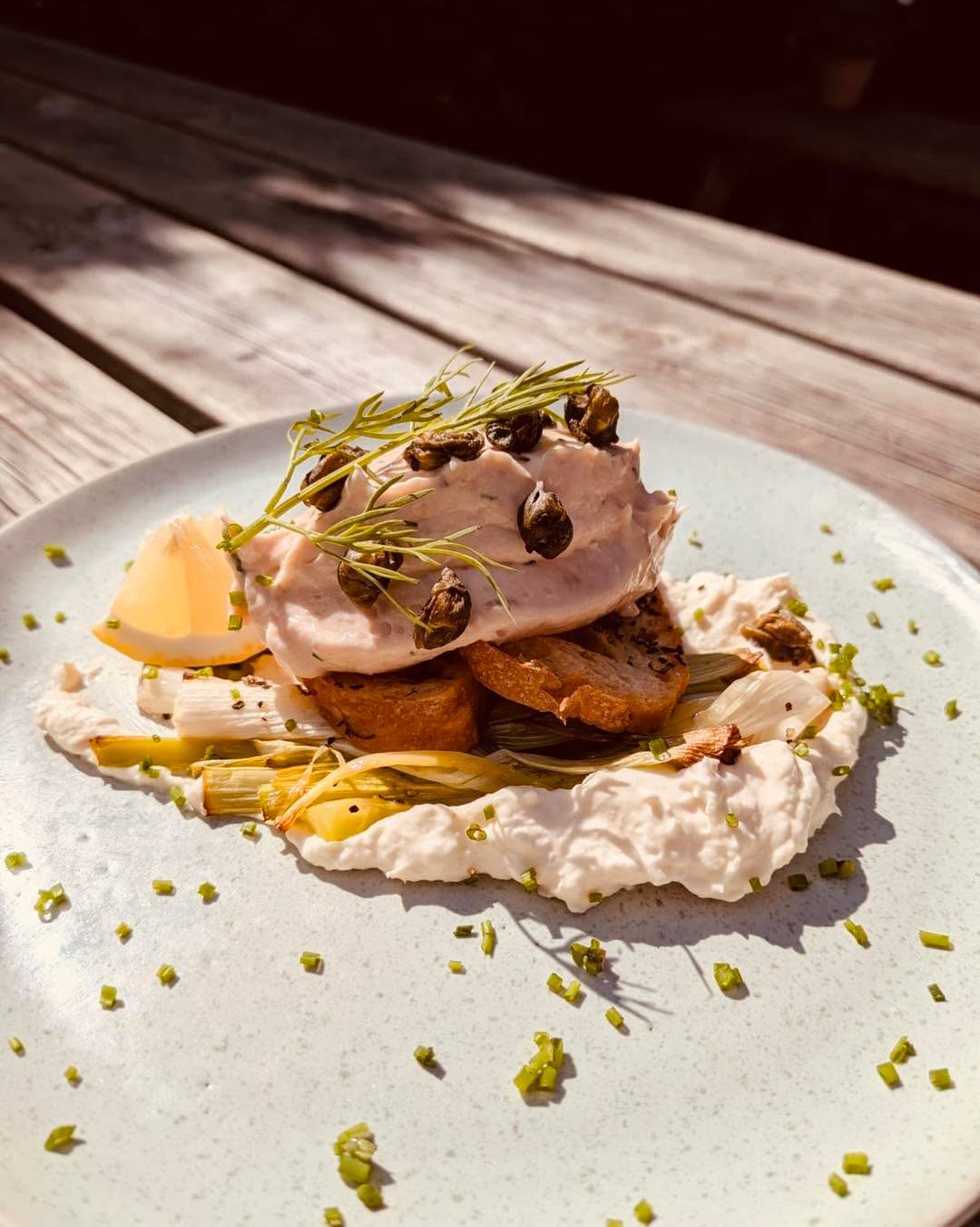 SPECIAL STARTER
Salmon Mousse served with horseradish cream, baby leeks, crispy capers & toasted croutons.
£7.95