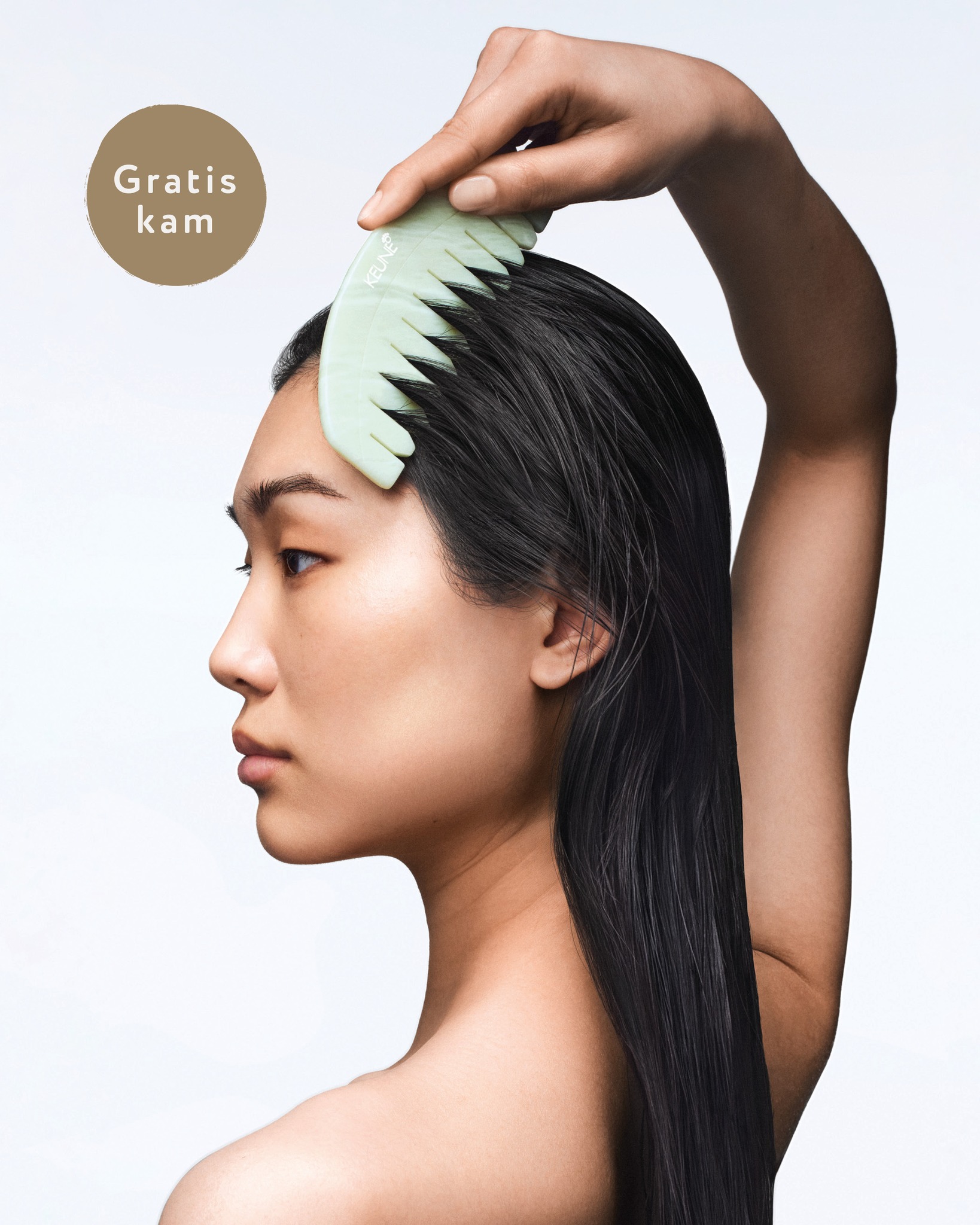 Bij de lancering van de vernieuwde Keune Care-lijn hoort ook iets extra’s. ✨
Wanneer je 2 producten uit de nieuwe Care-lijn kiest, ontvang je van ons een speciale Gua Sha kam cadeau. Liever een ander cadeau? Dan mag je ook een derde Care- of Styleproduct van Keune gratis uitkiezen.
De Gua Sha kam is meer dan alleen een tool – het stimuleert de doorbloeding van je hoofdhuid en maakt je haarverzorgingsroutine nóg effectiever. Zo combineer je wetenschappelijk bewezen formules met een stukje luxe selfcare. 💆♀️