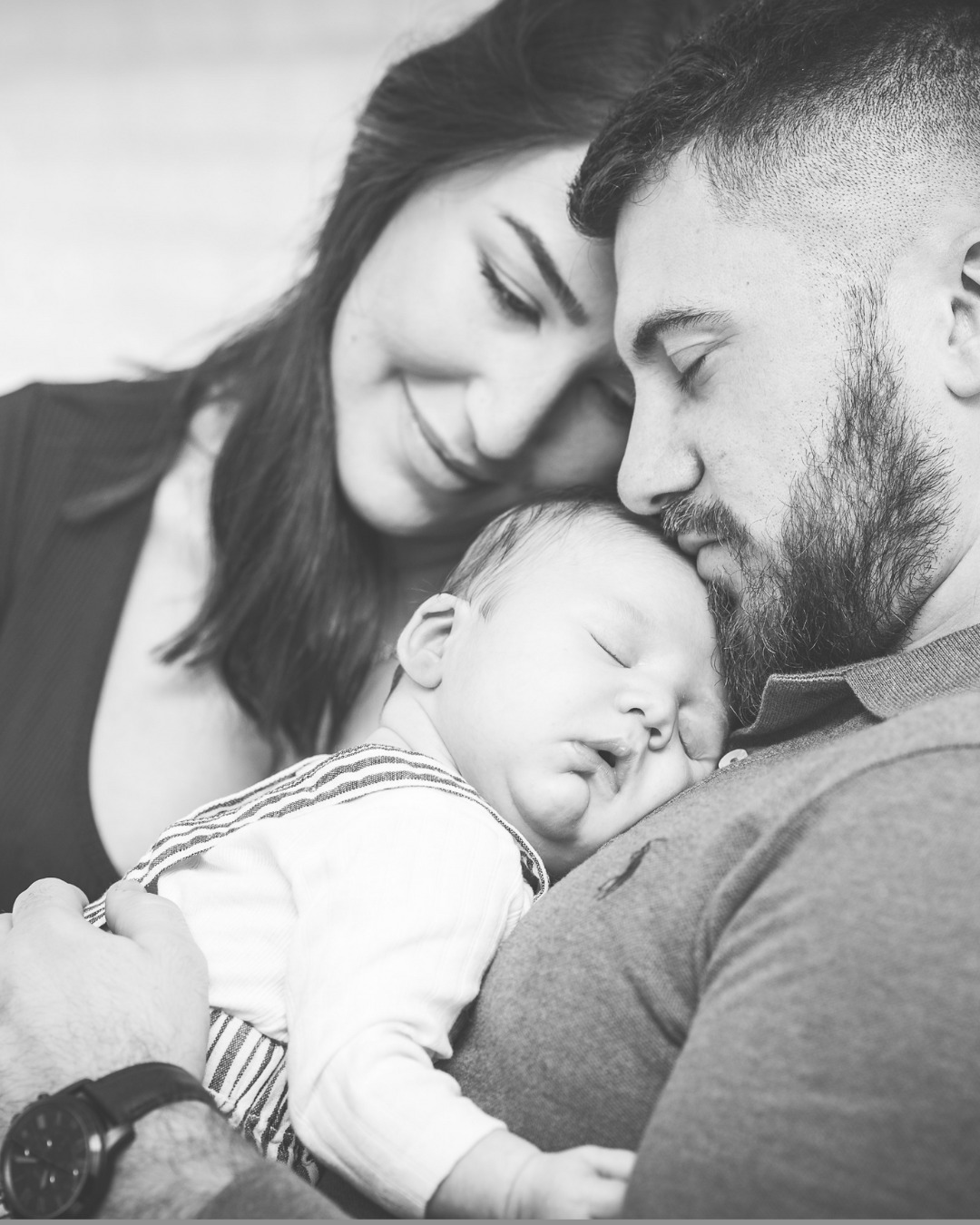 Comme un dimanche en famille… 💛
J'utilise rarement le noir & blanc.
Mais quand il est maîtrisé, il révèle l’essentiel et touche droit au cœur.