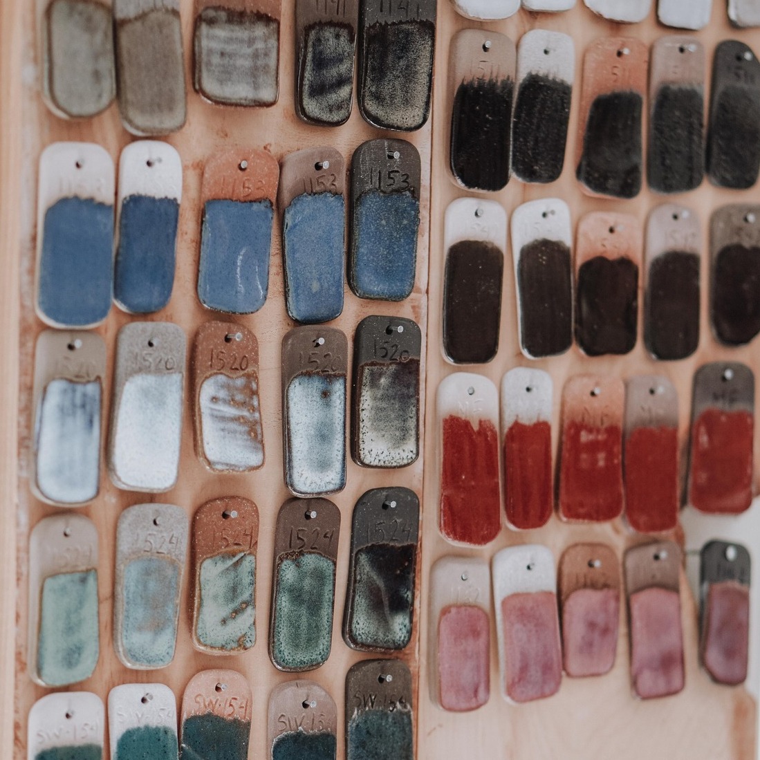 ✨Cours Théorique de Poterie✨ Marie-France Lefebvre, céramiste fondatrice de Baraque à Pots @baraqueapots et responsable du développement des affaires chez Sial Art, vous invite à 2 cours théoriques sur la Poterie en collaboration avec SialArt Boutique en ligne-Sial-Online Shop @sialartblog.
🌟Les cours s’adressent aux débutants, aux enseignants et aux techniciens souhaitant comprendre les bases de la poterie, du choix de l’argile à la cuisson des pièces émaillées.
🕙 Le 25 septembre 2025 de 16 h à 19 h et le 4 octobre de 10 h à 13 h.
📝Infos et réservation à :
https://baraqueapots.com/so/c2PWejxX4?languageTag=en
💗Vous pouvez découvrir le travail de Marie F. et réserver vos cours à :
www.baraqueapots.com/services
#ceramique #potier #coursdepoterie